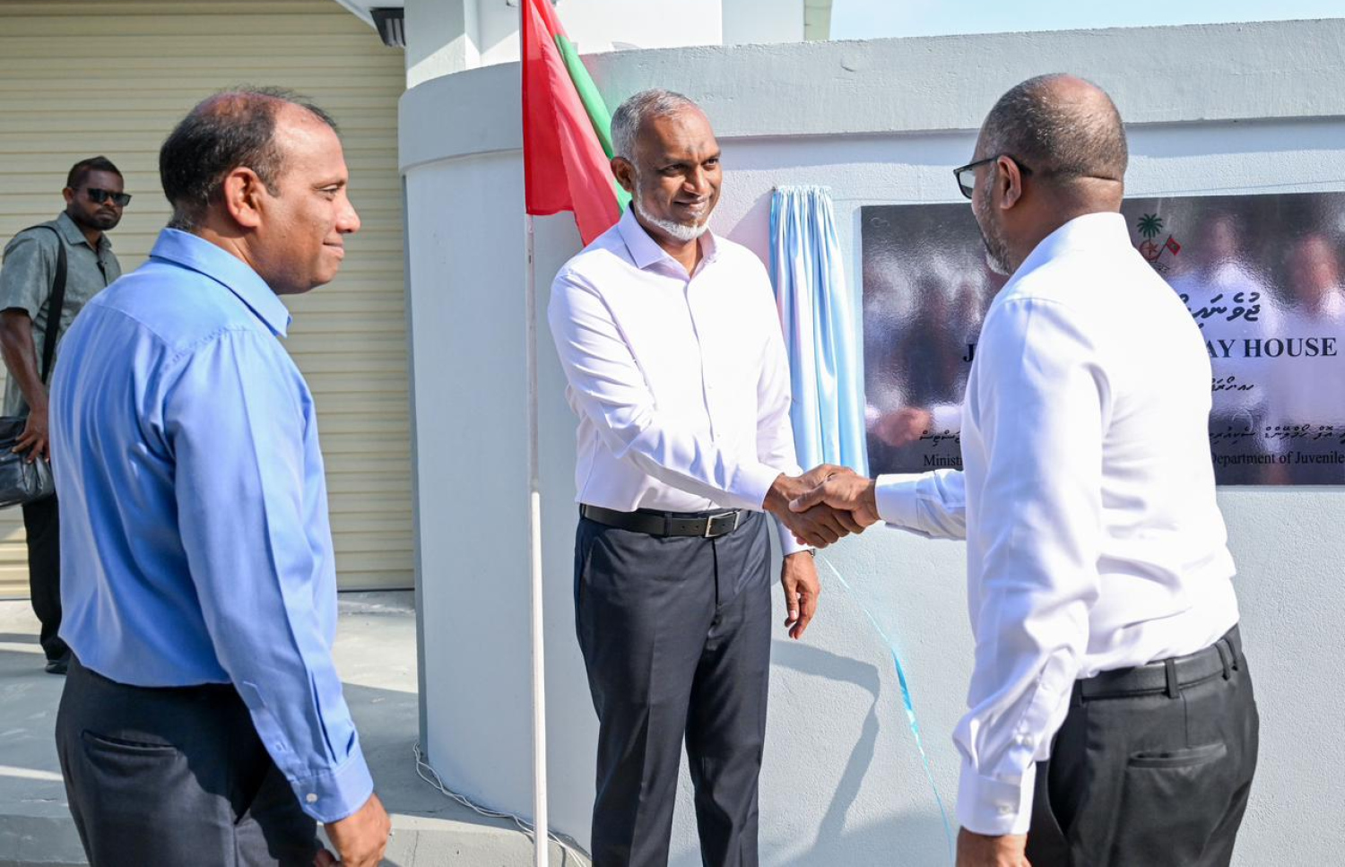 ހާފްވޭ ހުޅުވުމުގެ ރަސްމިއްޔާތުގައި ރައީސް މުއިއްޒު، ހޯމް މިނިސްޓަރު އިހްސާންއާ ސަލާމްކުރައްވަނީ. -- ފޮޓޯ | ރައީސް އޮފީސް