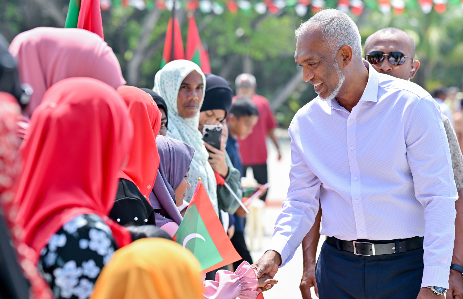 ރައީސް ޑރ. މުހައްމަދު މުއިއްޒު ހއ. އުލިގަމަށް ވަޑައިގަތުން ރައްޔިތުން މަރުހަބާ ދަންނަވަނީ. -- ފޮޓޯ | ރައީސް އޮފީސް