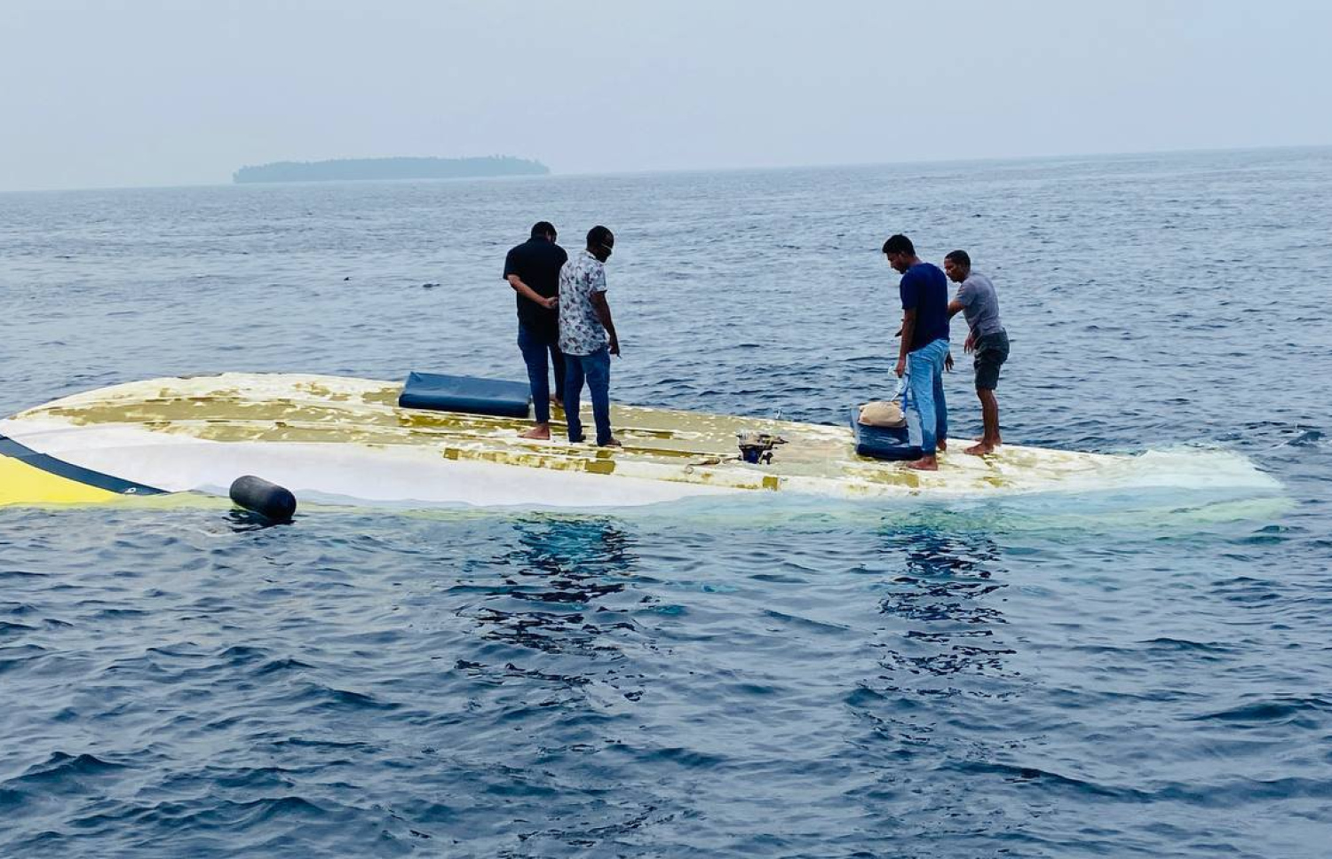 މިލަންދޫ ކައިރިއަށް ލޯންޗު ބަންޑުން ޖަހާލާފައި.-- ފޮޓޯ: އަހުމަދު އަޒީމް | ފޭސްބުކް