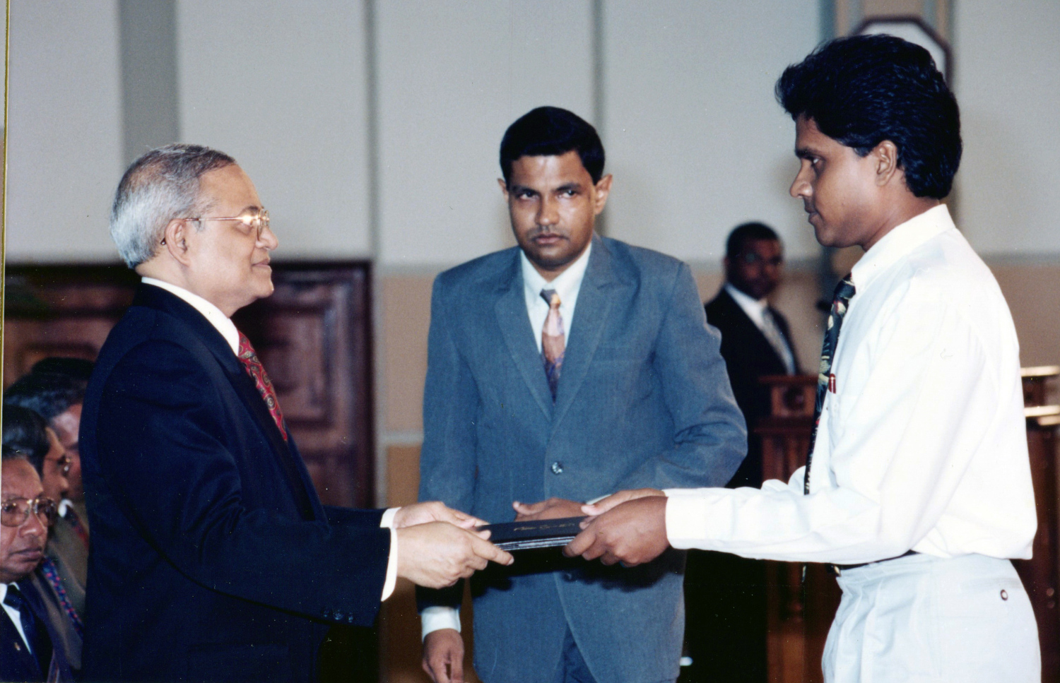 ބިންމާ އިބްރާހީމް ވަހީދު (ކ) އަށް 1996 ވަނަ އަހަރު ރައީސް މައުމޫން އާއްމު ހިދުމަތުގެ އިނާމު ދެއްވަނީ. -- ފޮޓޯ: ރައީސް އޮފީސް