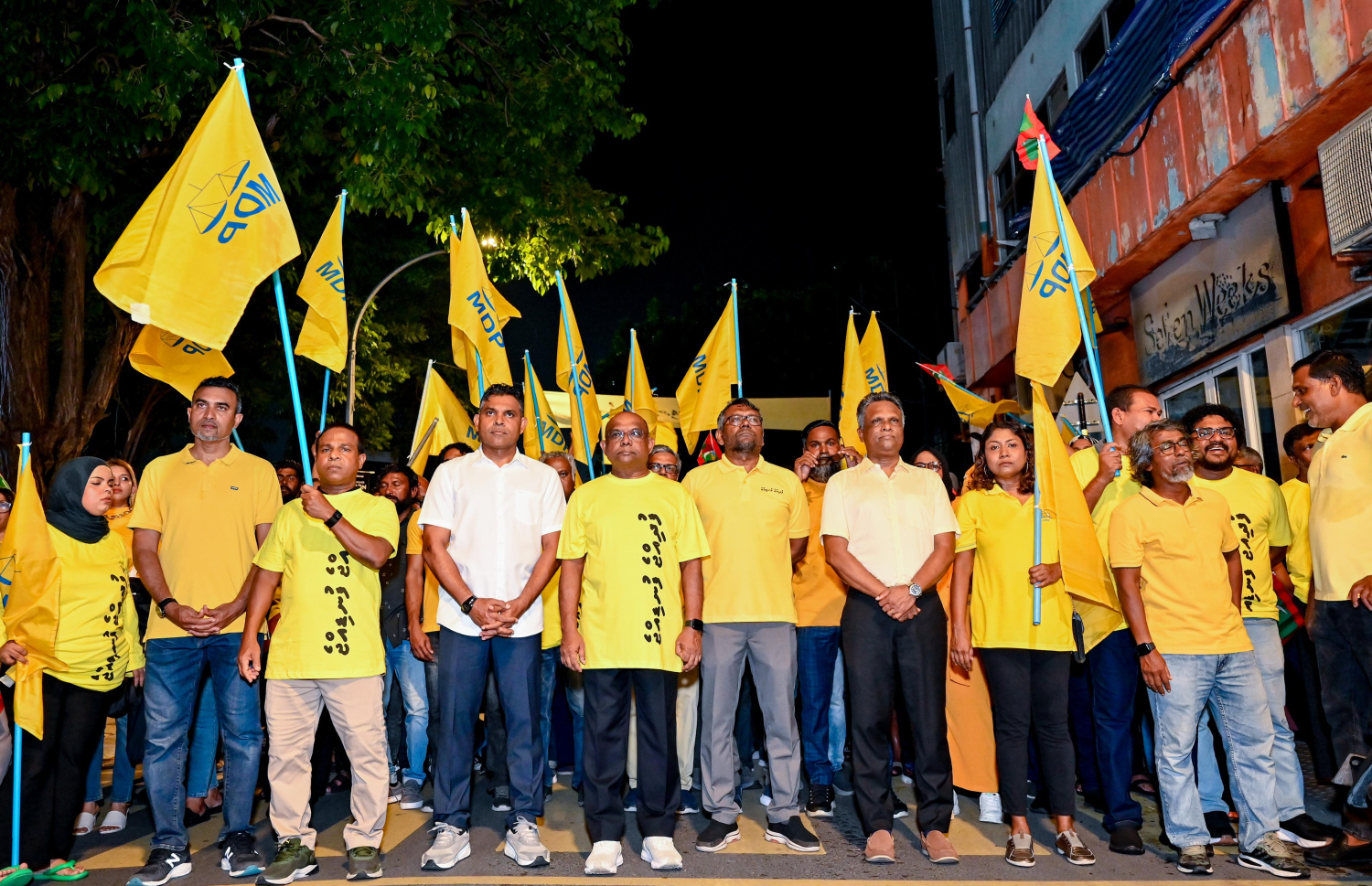 އެމްޑީޕީން މާލޭގައި ބޭއްވި ބޮޑު ހިނގާލުމުގައި އެ ޕާޓީގެ އިސްވެރިން ބައިވެރިވެވަޑައިގަންނަވަނީ.--- ފޮޓޯ: ނިޝާން އަލީ/ މިހާރު