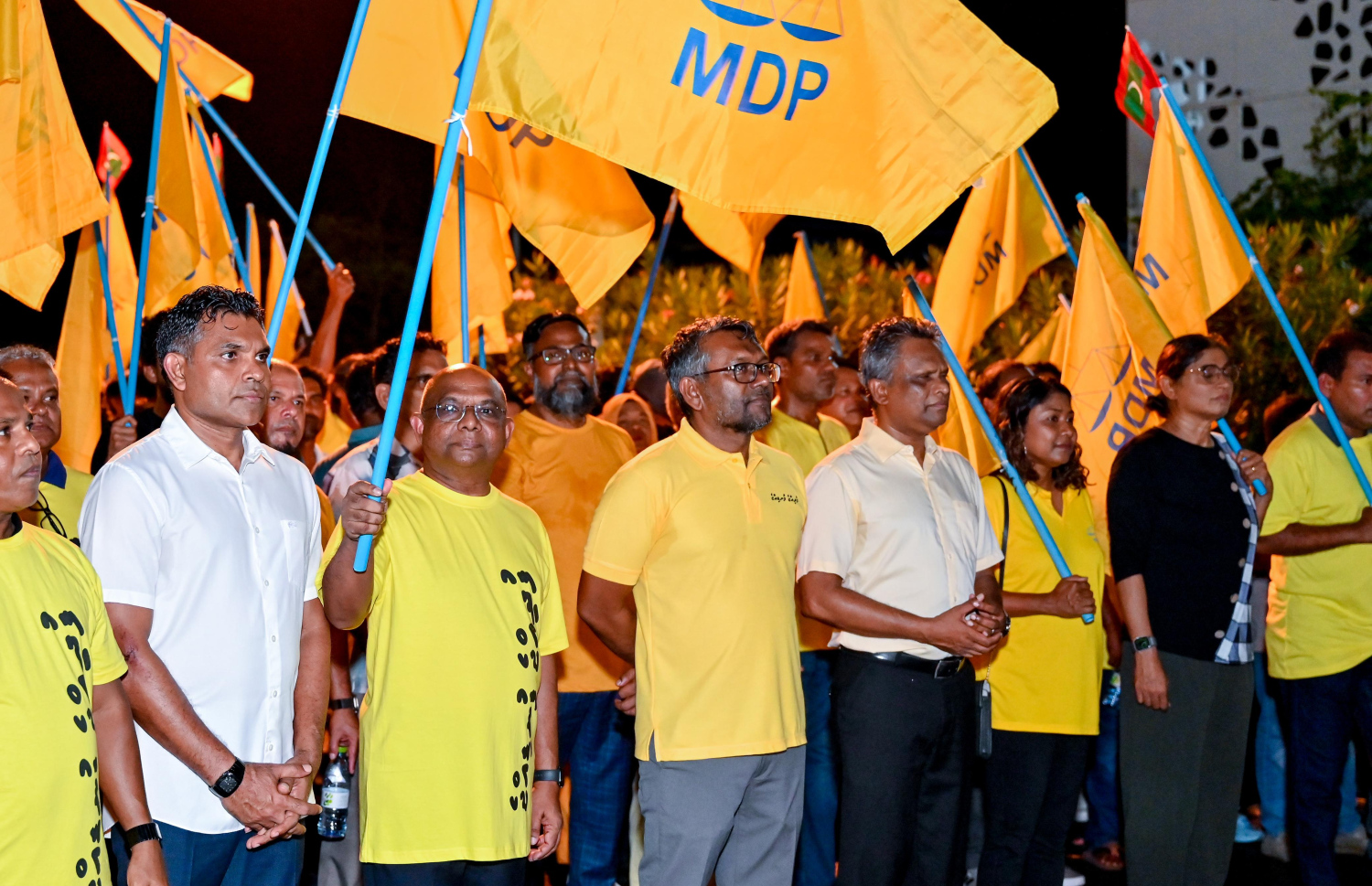 އެމްޑީޕީން މިރޭ މާލޭގައި ބޭއްވި ބޮޑު މުޒާހަރާގައި އެ ޕާޓީގެ އިސްވެރިން ބައިވެރިވެވަޑައިގަންނަވަނީ -- ފޮޓޯ: ނިޝާން އަލީ/ މިހާރު