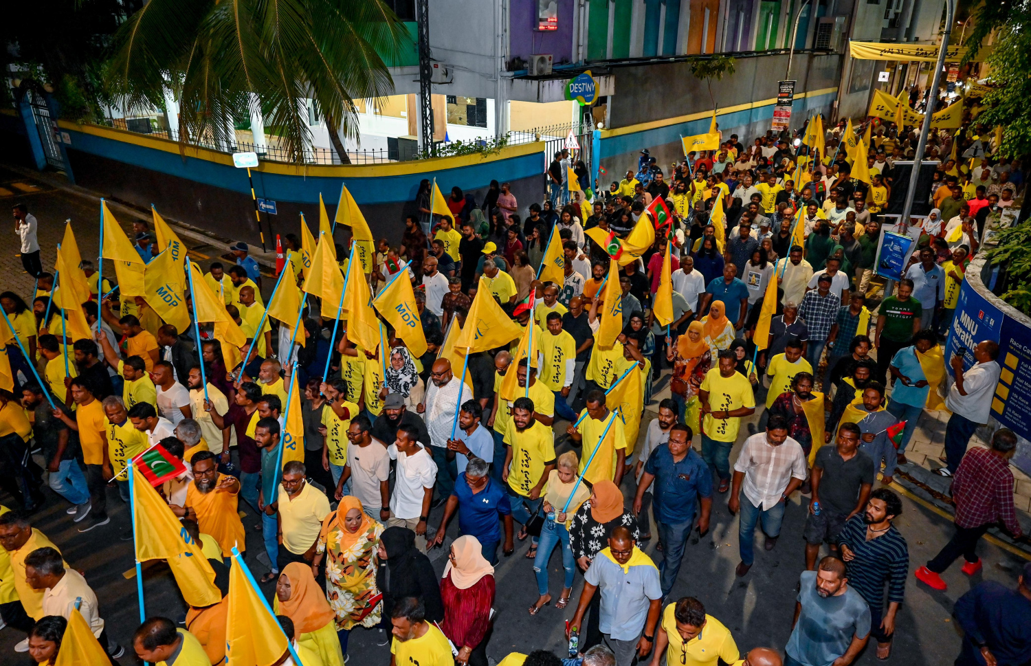 އެމްޑީޕީން މިރޭ މާލޭގައި ބޭއްވި ބޮޑު މުޒާހަރާގެ ބައިވެރިން އަމީނީ މަގުގައި -- ފޮޓޯ: ނިޝާން އަލީ/ މިހާރު