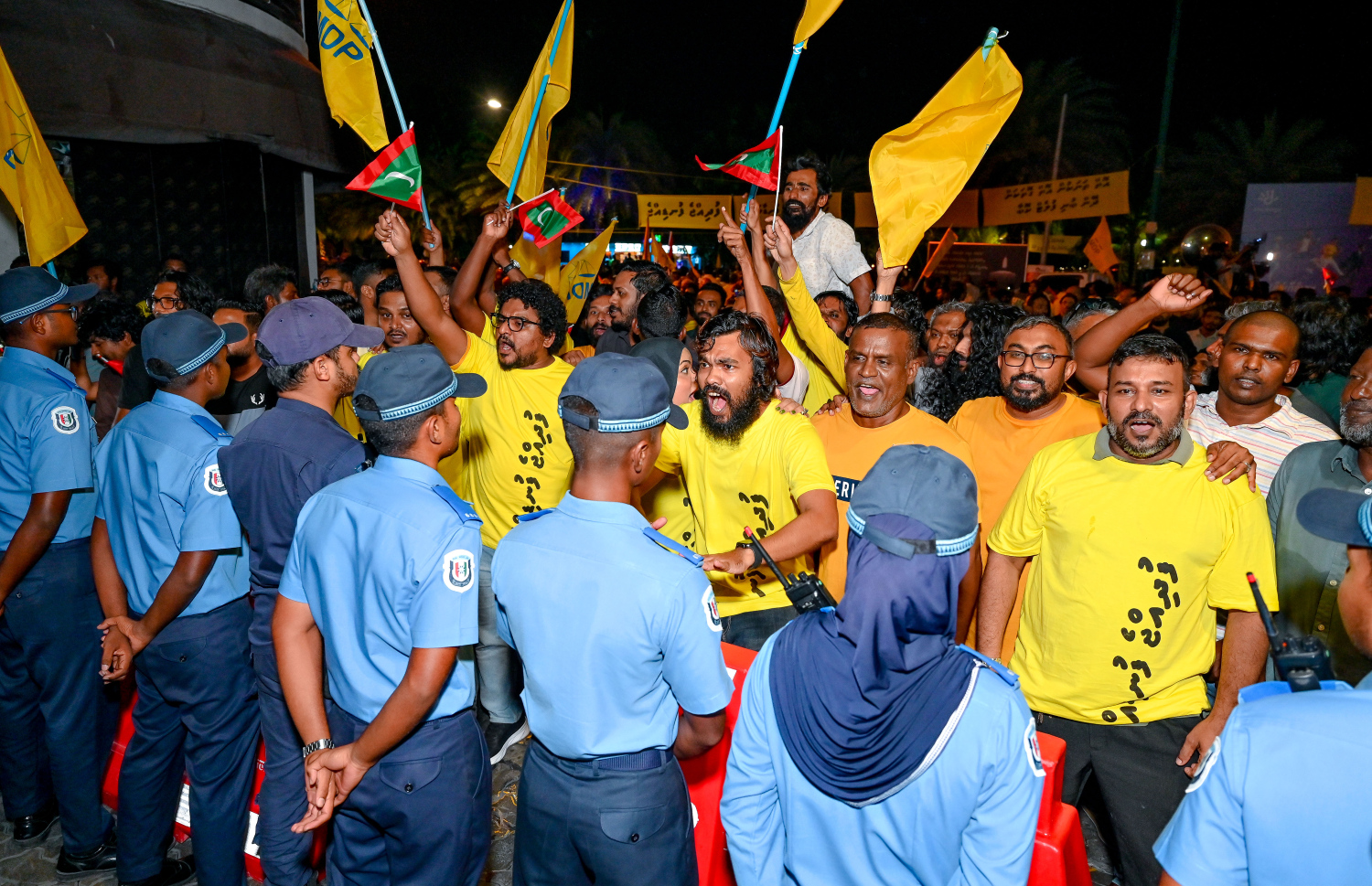 އެމްޑީޕީން މާލޭގައި ބޭއްވި ބޮޑު ހިނގާލުމުގައި އެ ޕާޓީގެ ސަޕޯޓަރުން ފުލުހުންގެ ކުރިމައްޗަށް އެއްވެ އަޑު އުފުލަނީ.--- ފޮޓޯ: ނިޝާން އަލީ/ މިހާރު