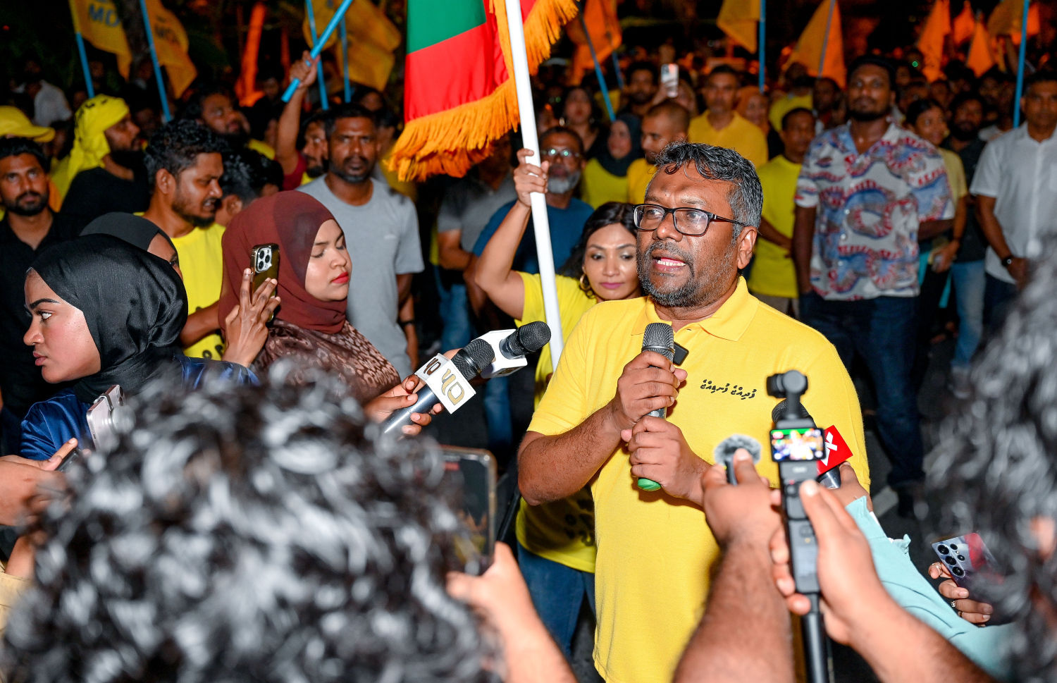 އެމްޑީޕީން މާލޭގައި ބޭއްވި ބޮޑު ހިނގާލުމުގަިއ އެ ޕާޓީގެ ޗެއާޕާސަން ފައްޔާޒް އިސްމާއިލް ވާހަކަ ދައްކަވަނީ.--- ފޮޓޯ: ނިޝާން އަލީ/ މިހާރު