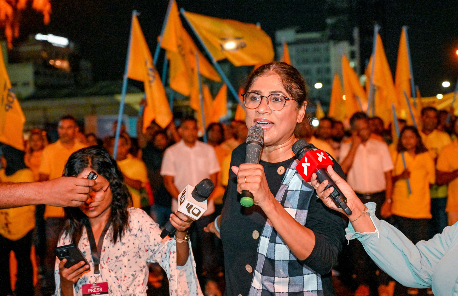 އެމްޑީޕީން މާލޭގައި ބޭއްވި ބޮޑު މުޒާހަރާގައި ކުރީގެ ޑިފެންސް މިނިސްޓަރު މާރިޔާ ވާހަކަ ދައްކަވަނީ.--- ފޮޓޯ: ނިޝާން އަލީ/ މިހާރު