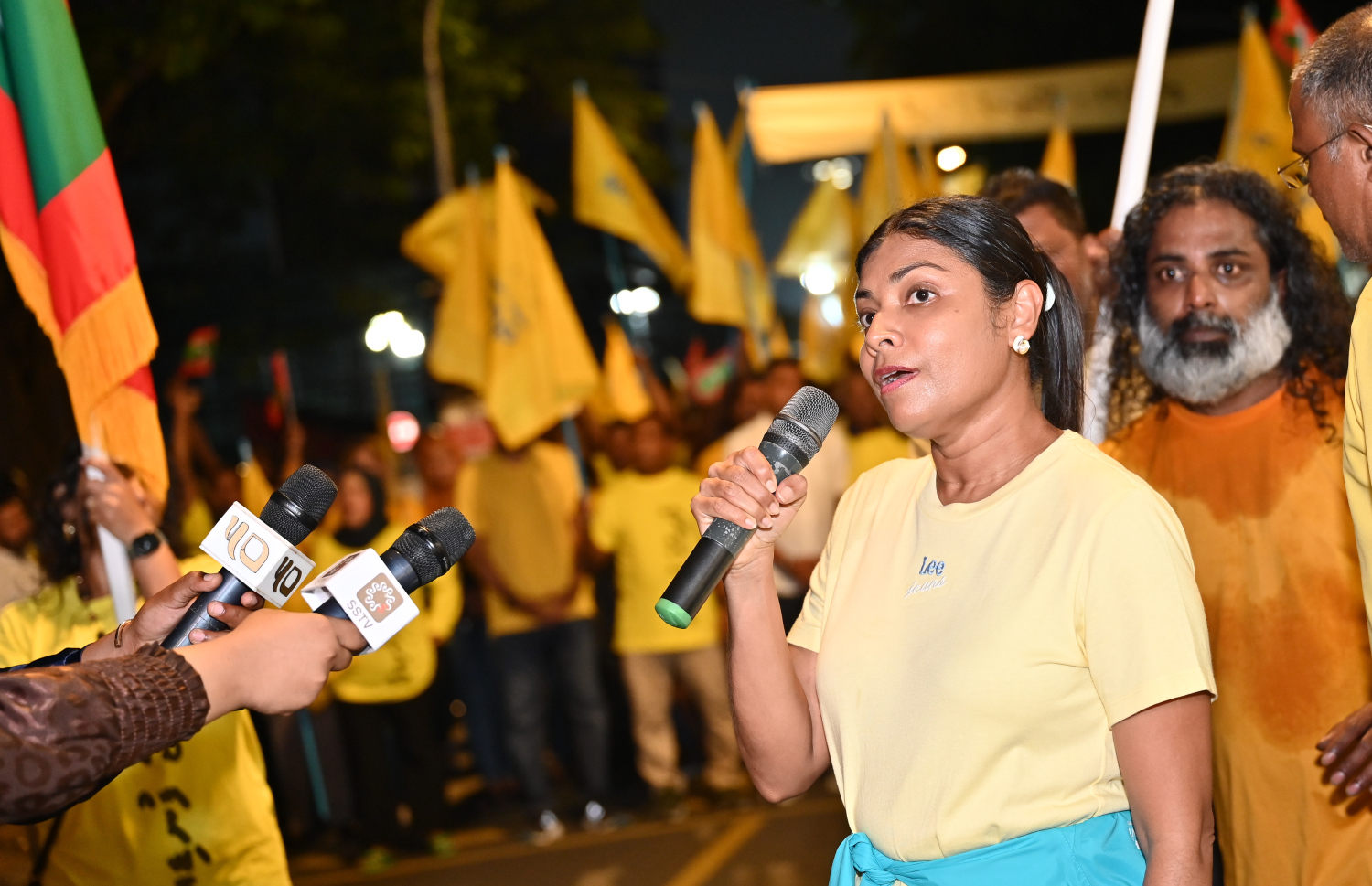 އެމްޑީޕީން މާލޭގައި ބޭއްވި ބޮޑު ހިނގާލުމުގައި ރައްޔިތުންގެ މަޖިލިހުގެ ކުރީގެ މެމްބަރު ރޮޒައިނާ އާދަމް ވާހަކަ ދައްކަވަނީ.--- ފޮޓޯ: ނިޝާން އަލީ/ މިހާރު