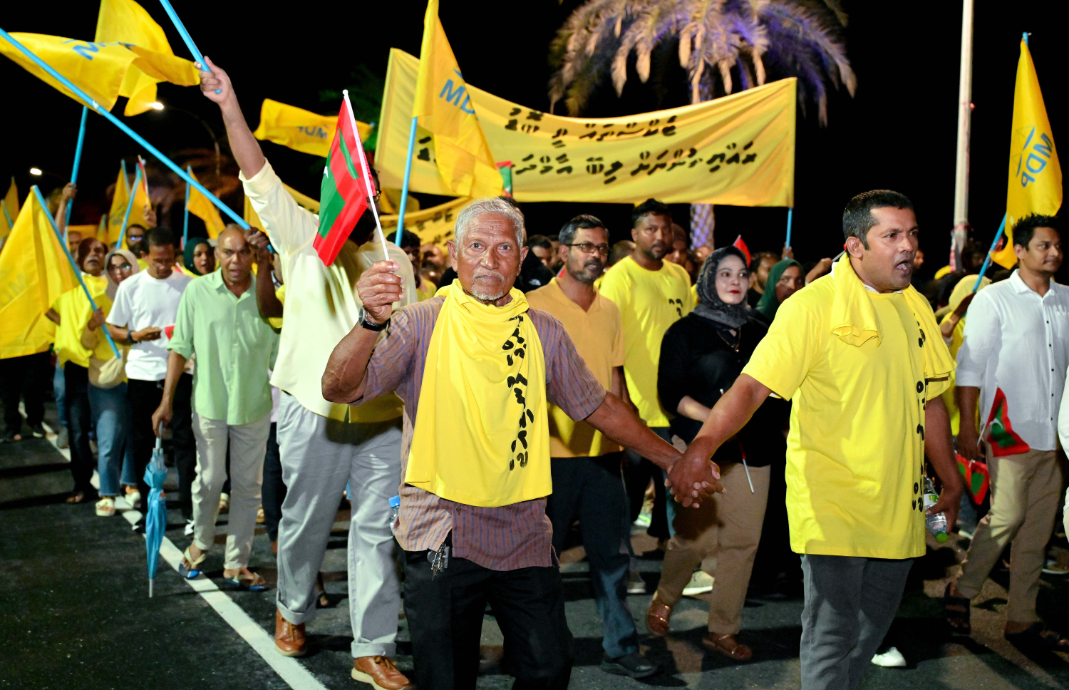 އެމްޑީޕީން މާލޭގައި ބޭއްވި ބޮޑު ހިނގާލުމުގައި އެ ޕާޓީގެ ސަޕޯޓަރުން ބައިވެެރިވަނީ.--- ފޮޓޯ: ނިޝާން އަލީ/ މިހާރު