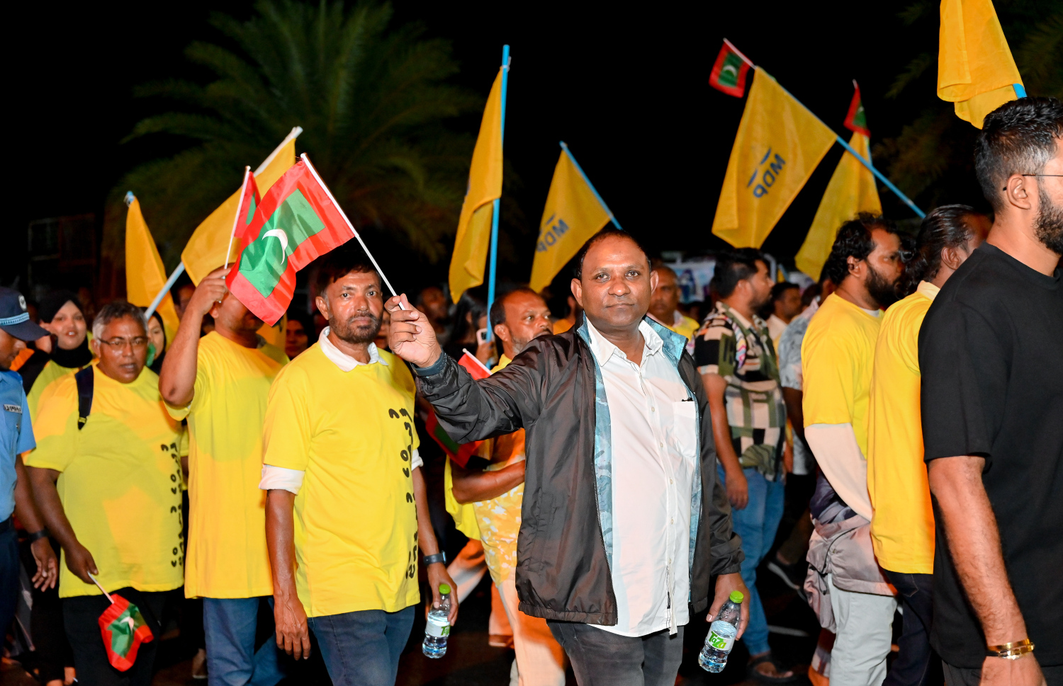 އެމްޑީޕީން މާލޭގައި ބޭއްވި ބޮޑު ހިނގާލުމުގައި އެ ޕާޓީގެ ސަޕޯޓަރުން ބައިވެެރިވަނީ.--- ފޮޓޯ: ނިޝާން އަލީ/ މިހާރު