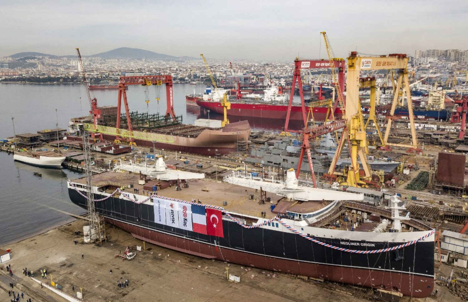 ރިޔަލުގައި ދުއްވާ ގޮތަށް ހެދި އެންމެ ދިގު ކާގޯ ބޯޓު ބަނުމުގެ މަސައްކަތްކުރަނީ. -- ފޮޓޯ: އޭއެފްޕީ