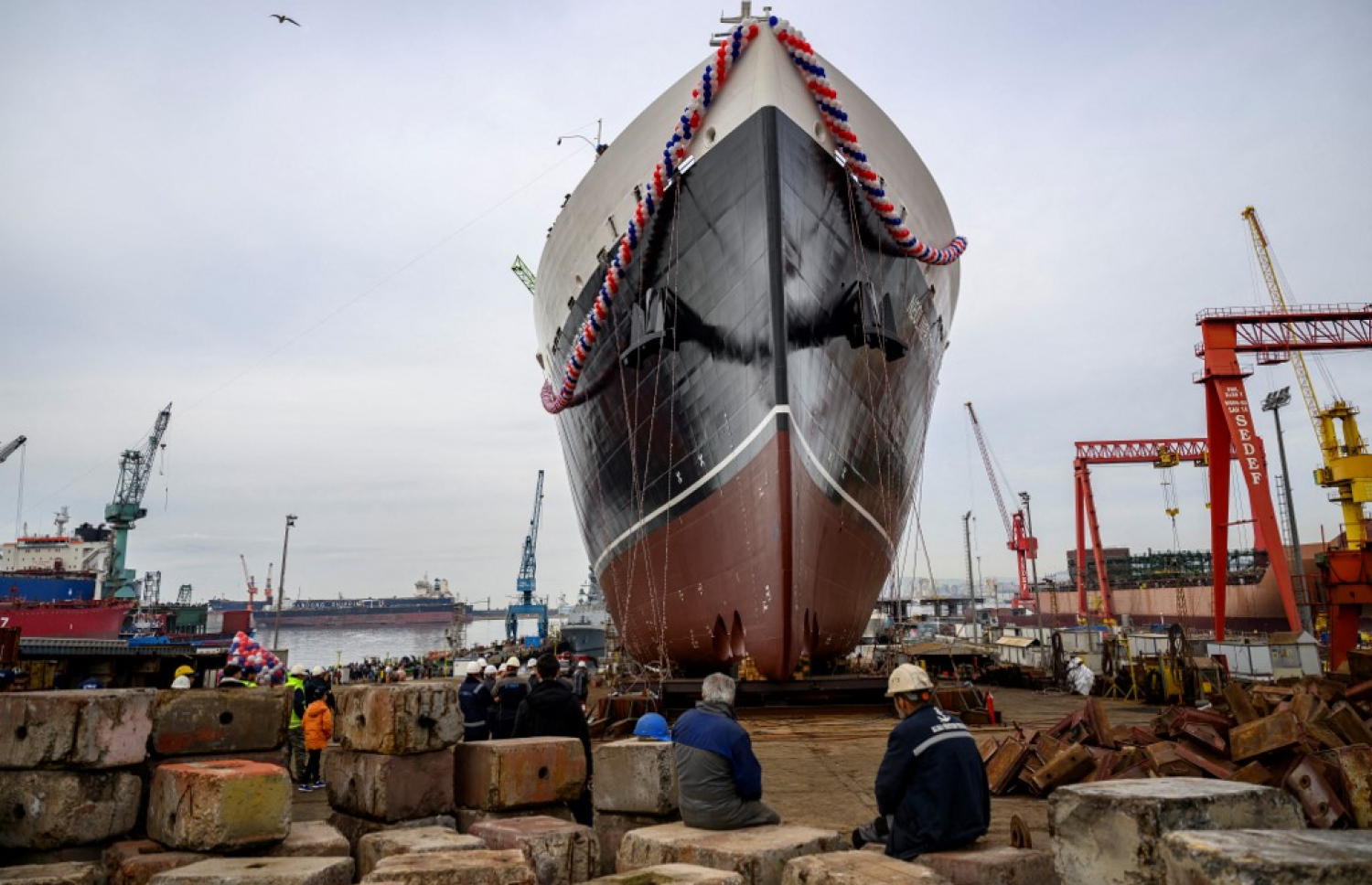 ރިޔަލުގައި ދުއްވާ ގޮތަށް ހެދި އެންމެ ދިގު ކާގޯ ބޯޓު ބަނދެ ނިންމުމަށް ފަހު ބާލަނީ. -- ފޮޓޯ: އޭއެފްޕީ