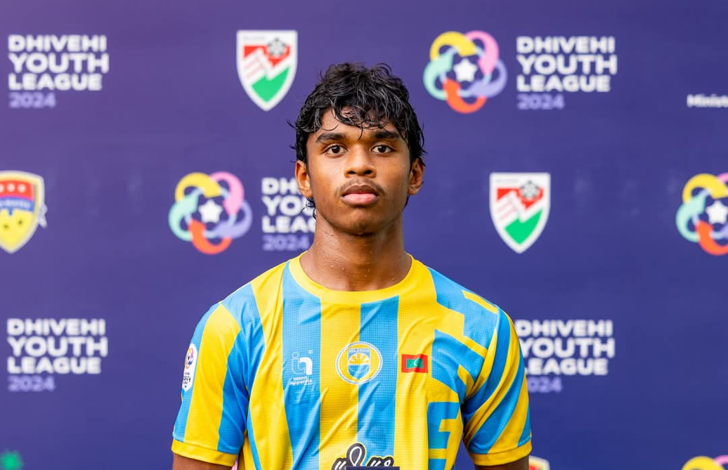 ޔޫތު ލީގުގެ އެންމެ ގިނަ ލަނޑު ޖެހި ކުޅުންތެރިޔާގެ އެވޯޑް ހޯދި ައިދު، މެޗަކަށް ފަހު މޭން އޮފްދަ މެޗުގެ އެވޯޑާ ހިފަހައްޓާލައިގެން --- ފޮޓޯ: ޑީވައިއެލް