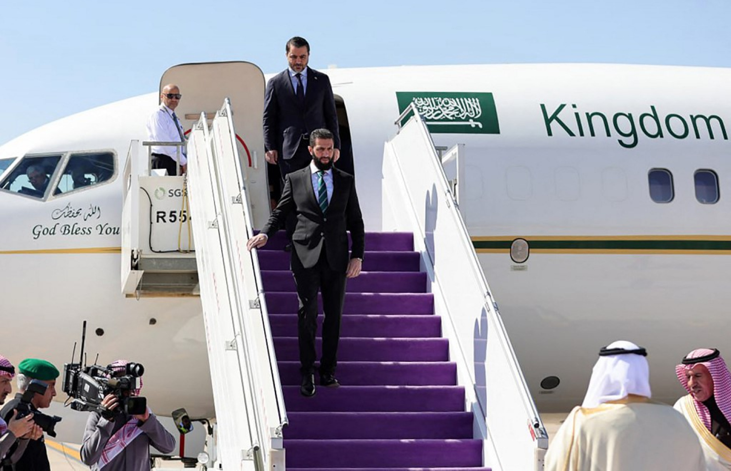 ސީރިއާގެ އިންތިގާލީ ރައީސް އަހްމަދު އަލް ޝަރާ، ވެރިކަމާ ހަވާލުވެވަޑައިގަތުމަށް ފަހު ގައުމުން ބޭރަށް ކުރެއްވި ފުރަތަމަ ދަތުރުގައި ސައުދީ އަރަބިއްޔާގެ ރިޔާޟަށް ފައިބައިވަޑައިގަންނަވަނީ. -- ފޮޓޯ: އޭއެފްޕީ