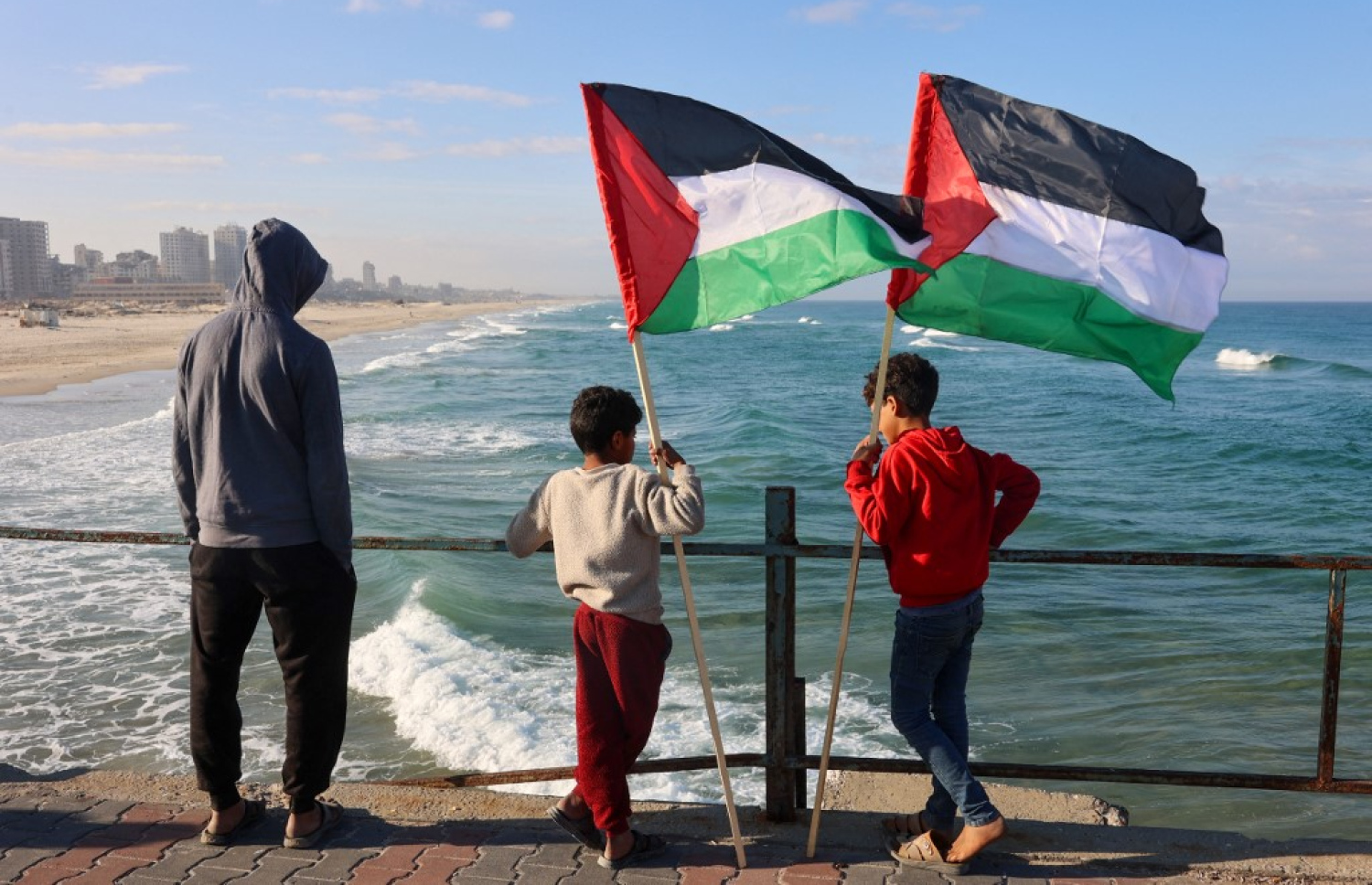 ޣައްޒާގައި ދެ ކުޑަކުއްޖަކު ފަލަސްތީނުގެ ދިދަ ހިފައިގެން. --ފޮޓޯ: އޭއެފްޕީ