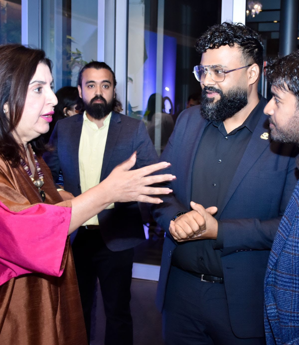 ބޮލީވުޑްގެ މަޝްހޫރު ޑައިރެކްޓަރު ފަރާ ހާން، އެމްއެމްޕީއާރުސީގެ ޗެއާޕާސަން އަބްދުﷲ ގިޔާސް އާއި މެނޭޖިން ޑިރެކްޓަރު އިބްރާހިމް ޝިއުރީއާ ވާހަކަދައްކަނީ.-- ފޮޓޯ: އެމްއެމްޕީއާރުސީ