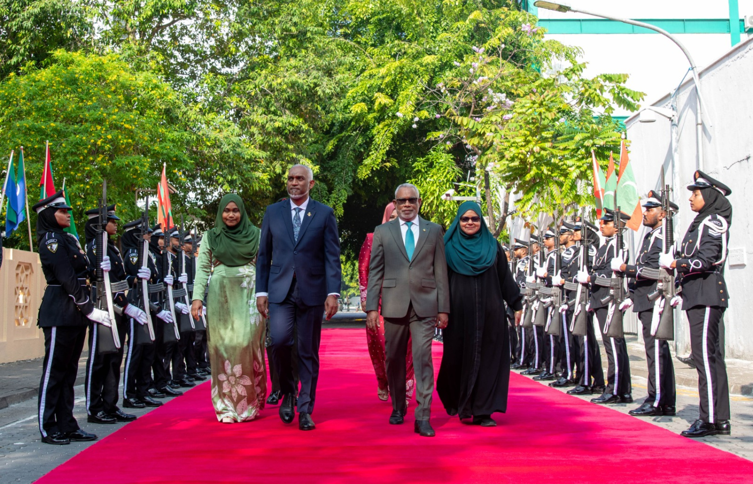 މި އަހަރުގެ ރިޔާސީ ބަޔާން އިއްވެވުމަށް ރައީސް މުއިއްޒު މިއަދު މަޖިިލިހުގެ އިދާރާ އަށް ވަޑައިގަތުމުން އެ މަނިކުފާނަށް މަރުބާ ދަންނަނަވަނީ.---ފޮޓޯ: މަޖިލިސް