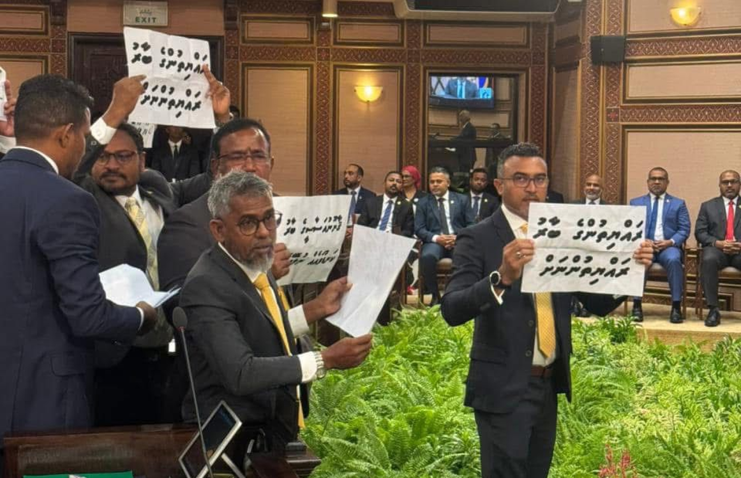 ރައީސް ޑރ. މުހައްމަދު މުއިއްޒު ރިޔާސީ ބަޔާން އިއްވި ޖަލްސާގައި އެމްޑީޕީގެ މެމްބަރުން އަޑު އުފުލަނީ. -- ފޮޓޯ: އެމްޑީޕީ