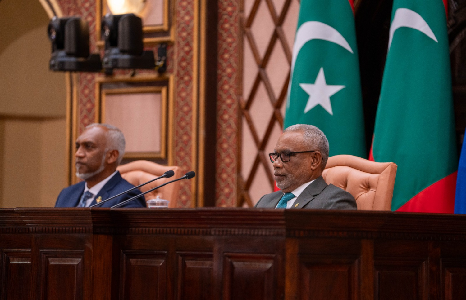 މަޖިލިސް ހުޅުވުމަށްޓަކައި ރިޔާސީ ބަޔާން އިއްވުމަށް ބޭއްވި ޖަލްސާގައި ރައީސް މުއިއްޒާއި މަޖިލީހުގެ ރައީސް އަބްދުއްރަހީމް ބައިވެރިވެވަޑައިގަންނަވަނީ. -- ފޮޓޯ: މަޖިލިސް