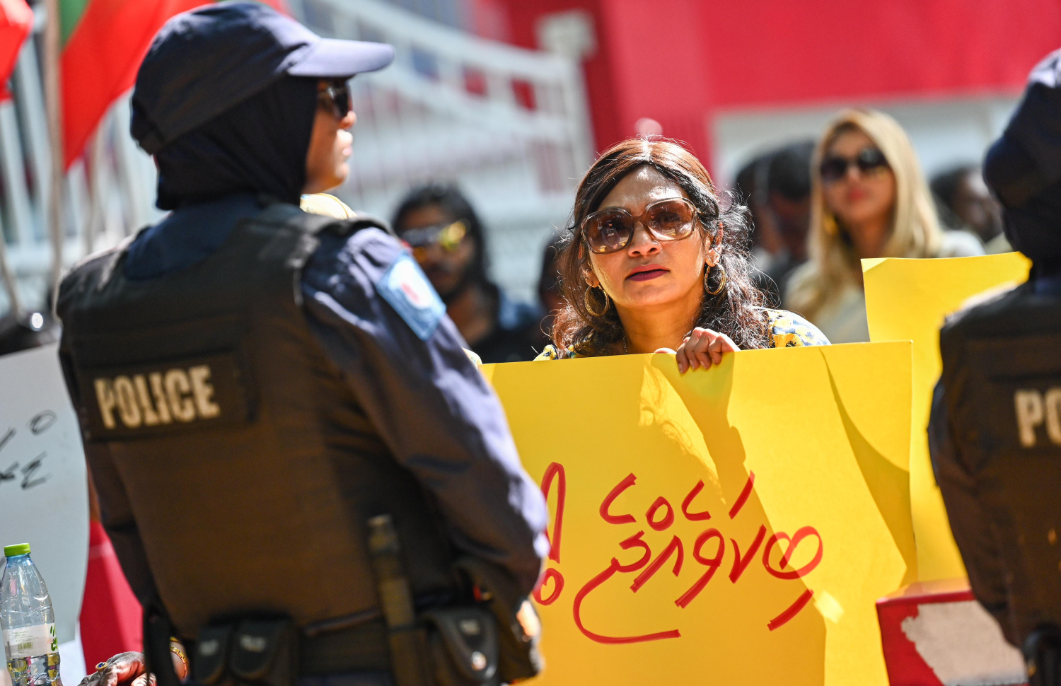 ރައްޔިތުންގެ މަޖިލިސް ކައިރީގައި އެމްޑީޕީން ކުރި މުޒާހަރާގައި މީހަކު ޕޯސްޓަރެއް ހިފަހައްޓައިގެން.-- ފޮޓޯ: ފަޔާޒު މޫސާ | މިހާރު