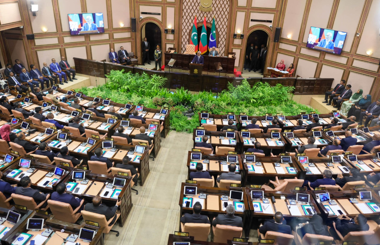 ރައްޔިތުންގެ މަޖިލީހުގެ މި އަހަރުގެ ޖަލްސާތައް ފެށުމަށްޓަކައި ބޭއްވި ޖަލްސާގައި ރައީސް މުއިއްޒު ރިޔާސީ ބަޔާން އިއްވެވުމުގެ ގޮތުން ވާހަކަފުޅު ދައްކަވަނީ -- ފޮޓޯ: މަޖިލިސް