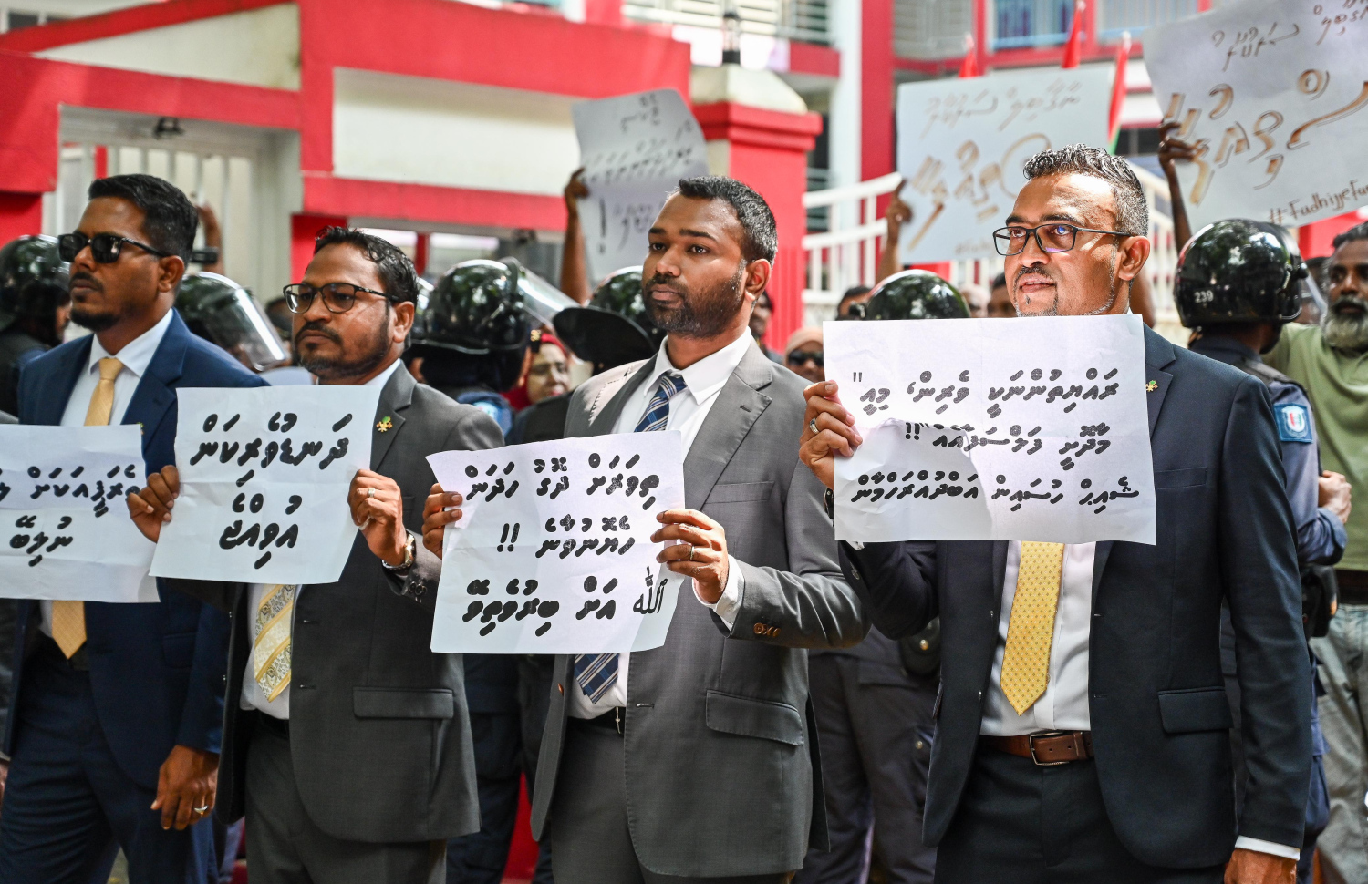 ރިޔާސީ ބަޔާން އިއްވުމަށް ބޭއްވި ޖަލްސާގައި ނަން އިއްވުމަށްފަހު ތަޅުމުން ނެރުނު އެމްޑީޕީގެ މެމްބަރުން މަޖިލިސް ބޭރުގައި މުޒާހަރާ ކުރަނީ --- ފޮޓޯ: ފަޔާޒު މޫސާ | މިހާރު