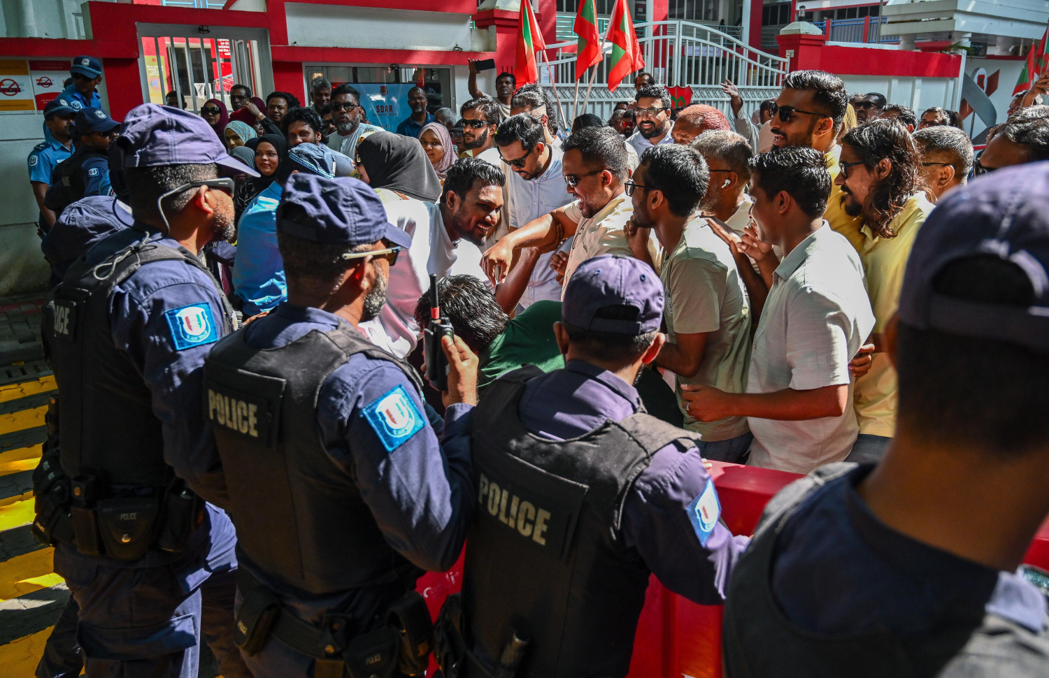 ރިޔާސީ ބަޔާން އިއްވުމުގެ ޖަލްސާ ކުރިއަށް ދިޔަ ވަގުތު މަޖިލިސް ކައިރީގައި އިދިކޮޅުން އެމްޑީޕީން މުޒާހަރާކުރަނީ -- ފޮޓޯ: ފަޔާޒް މޫސާ | މިހާރު