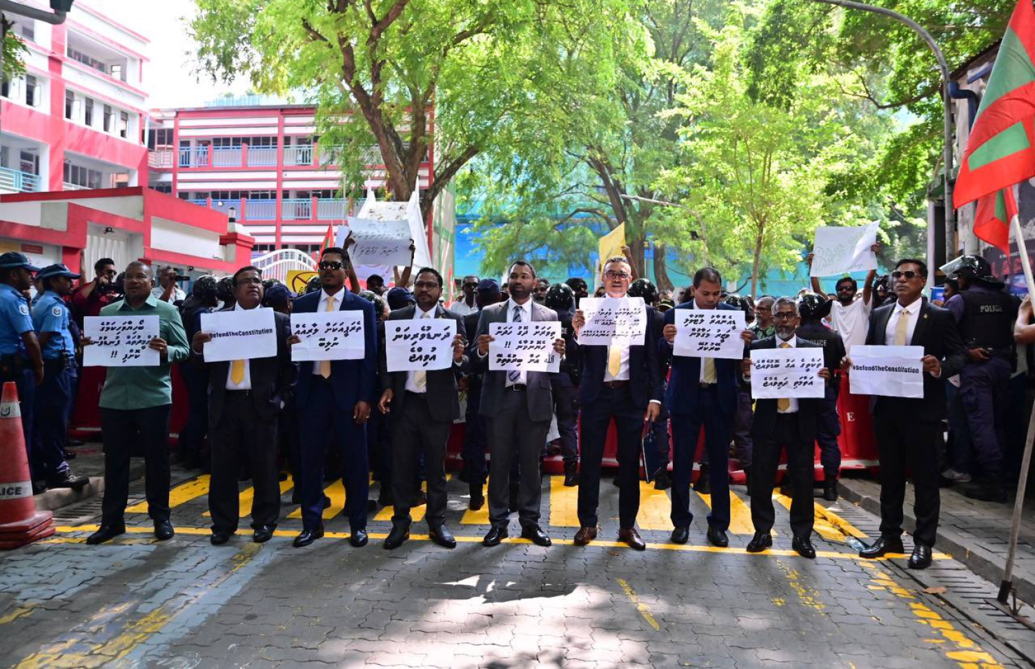 އެމްޑީޕީން ރައްޔިތުންގެ މަޖިލިސް ކައިރީ މިއަދު ބޭއްވި އެއްވުމުގައި އެ ޕާޓީގެ މަޖިލިސް މެމްބަރުން ބައިވެރިވެވަޑައިގަންނަވަނީ.-- ފޮޓޯ: އެމްޑީޕީ