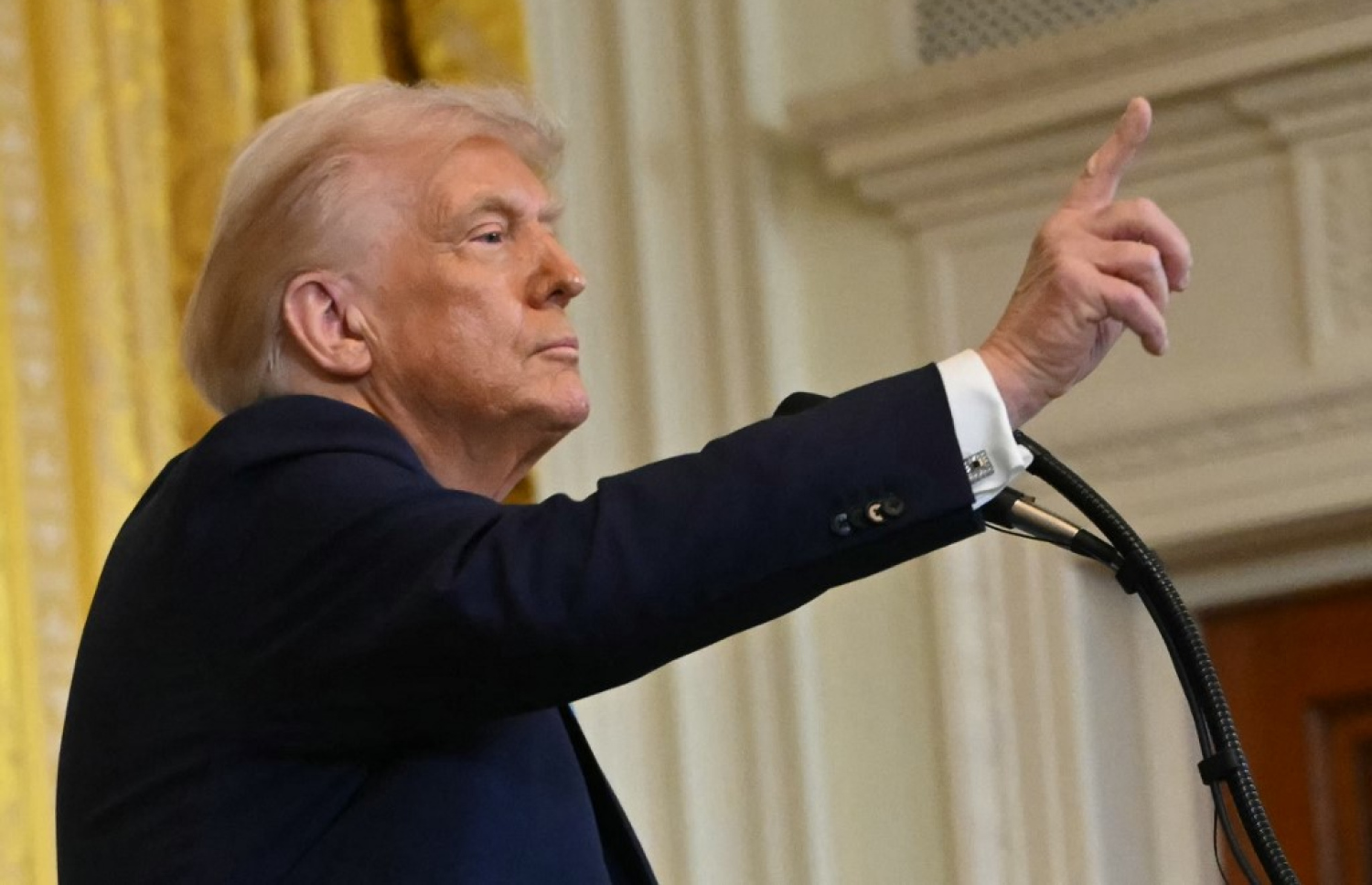 އެމެރިކާގެ ރައީސް ޑޮނަލްޑް ޓްރަމްޕް އިޒްރޭލުގެ ބޮޑުވަޒީރު ބެންޖަމިން ނަތަންޔާހޫއާ އެކު މިދިޔަ އަންގާރަ ދުވަހު ނޫސްވެރިންނާ ވާހަކަ ދައްކަވަނީ. -- ފޮޓޯ: އޭއެފްޕީ