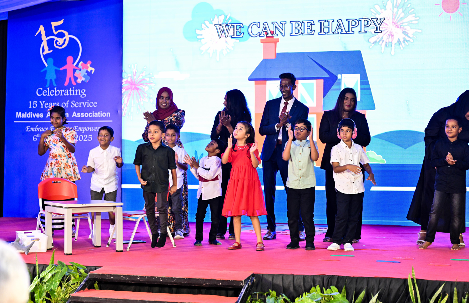 މޯލްޑިވްސް އޯޓިޒަމް އެސޯސިއޭޝަންގެ 15 ވަނަ އަހަރީ ދުވަސް ފާހަގަކުރަން ރޭ ބޭއްވި ރަސްމިއްޔާތުގައި ކުދިންތަކެއް އައިޓަމެއް ހުށަހަޅަނީ.-- ފޮޓޯ: ރައީސް އޮފީސް