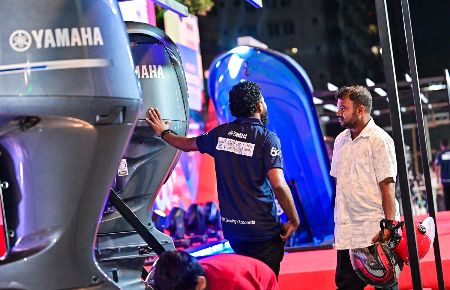 މޯލްޑިވްސް މެރިން އެކްސްޕޯ 2025 ގައި ޔަމަހާގެ ސްޓޯލްއަށް ޒިޔާރަތްކުރި ފަރާތަކަށް ޔަމަހާ އިންޖީނާ ބެހޭ މައުލޫމާތު އެލިއާ ކުންފުނީގެ މުވައްޒަފުން ދެނީ -- ފޮޓޯ: އެލިއާ