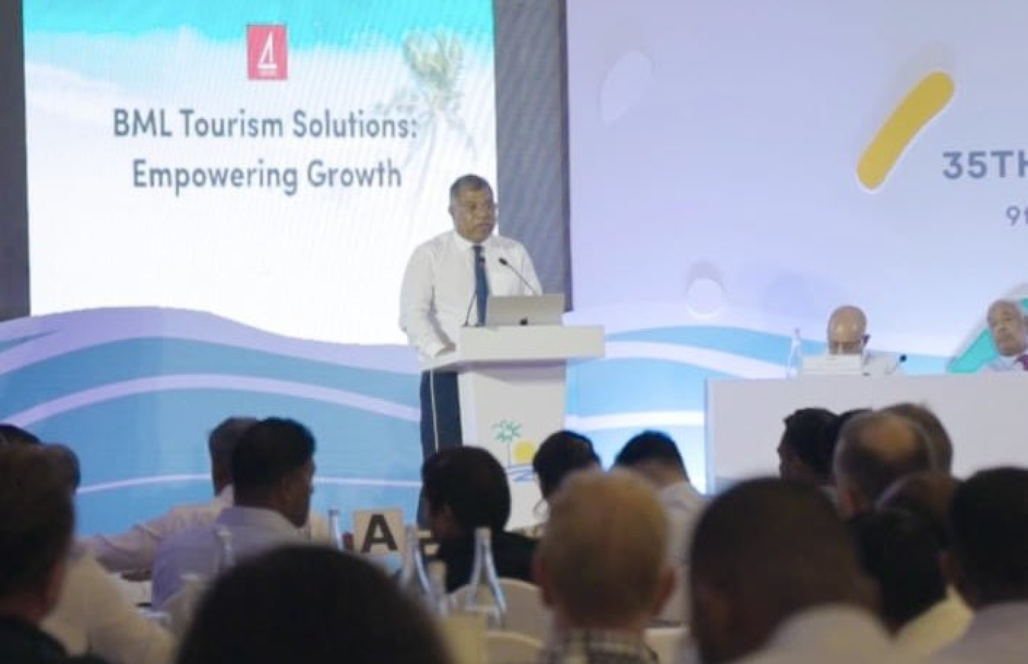 މަޓީގެ އަހަރީ އާންމު ޖަލްސާގައި ބީއެމްއެލްގެ އެމްޑީ އަދި ސީއީއޯ ޝަރީފް ވާހަކަ ދައްކަވަނީ. --ފޮޓޯ: ބީއެމްއެލް