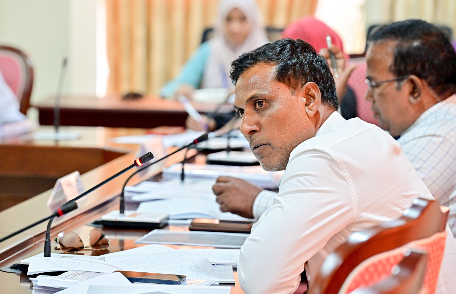 ރައްޔިތުންގެ މަޖިލީހުގެ މާލިއްޔަތު ކޮމިޓީން އޮޑިޓާޖެނެރަލް އޮފީހުގެ ވެރިންނާ އެކު ކުރިން ބޭއްވި ބައްދަލުވުމެއްގައި ހުޅުމާލެދެކުނު ދާއިރާގެ މެންބަރު ޑރ. އަހުމަދު ޝަމްހީދު ބައިވެރިވެވަޑައިގަންނަަވަނީ. ފޮޓޯ:ނިޝާން އަލީ/،މިހާރު