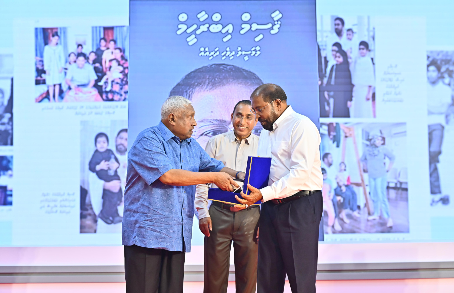 ގާސިމް އިބްރާހިމްގެ ބަޔޯގްރެފީ ފޮތް އިލްޔާސް އިބްރާހިމް ނެރެދެއްވަނީ.-- ފޮޓޯ: ނިޝާން އަލީ | މިހާރު