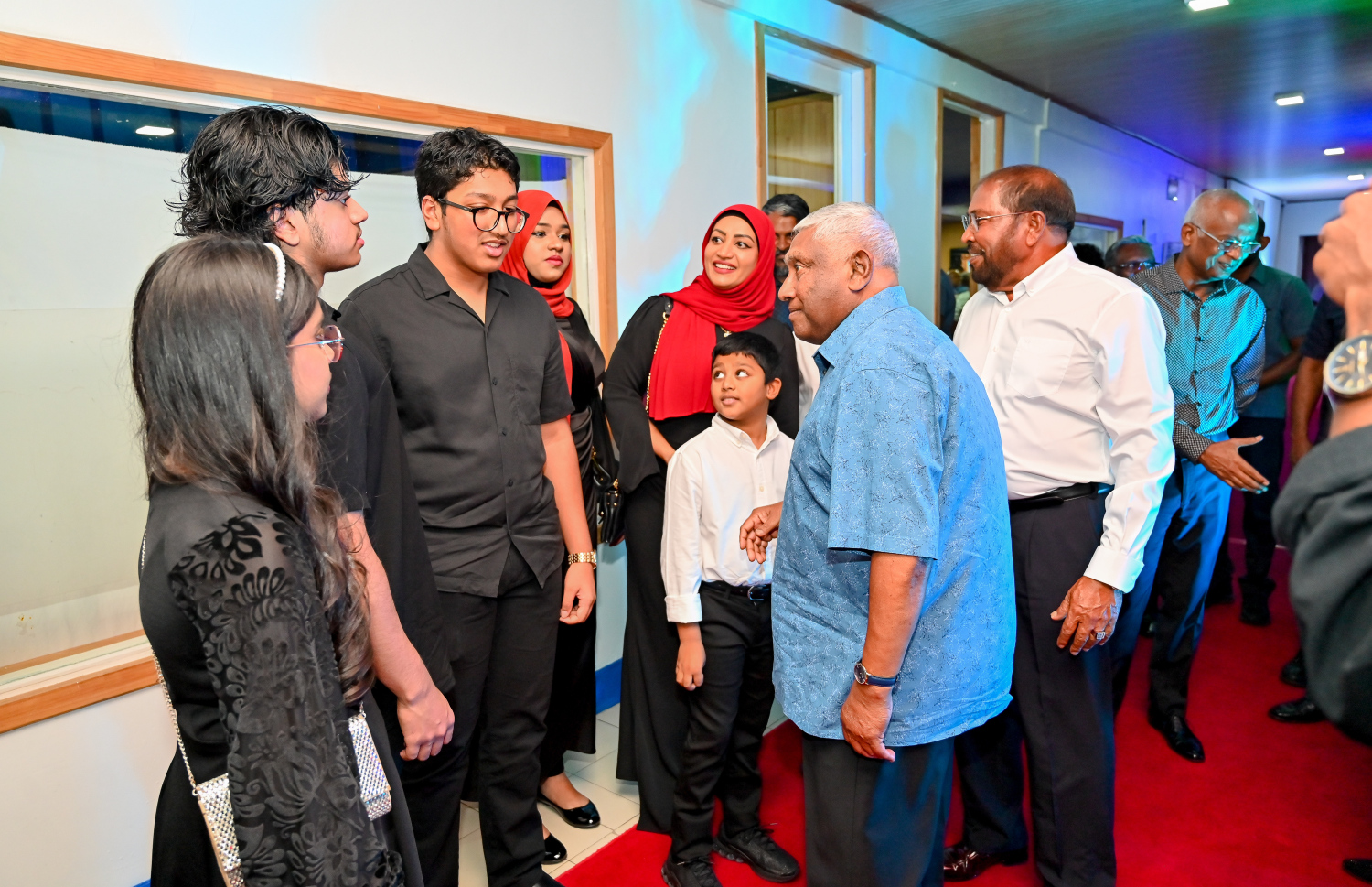 ގާސިމް އިބްރާހީމްގެ ހަޔާތުގެ މައްޗަށް ލިޔެފައިވާ ބަޔޯގްރަފީ ފޮތް ނެރުމަށް ވިލާ ކޮލެޖުގައި ބޭއްވި ރަސްމިއްޔާތަށް ނިޝާން އިއްޒުއްދީންގެ އިއްޒަތުގެ ވެރިޔާ އިލްޔާސް އިބްރާހިމް ވަޑައިގަތުމުން ގާސިމްގެ އާއިލާ ބޭފޫލުން މަރުހަބާ ދަންނަވަނީ.-- ފޮޓޯ: ނިޝާން އަލީ | މިހާރު