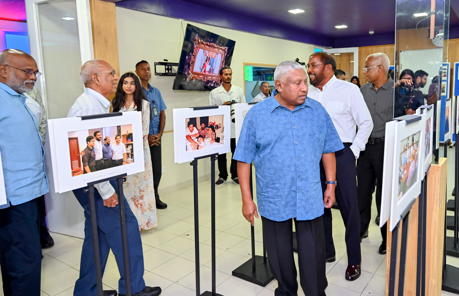 ގާސިމް އިބްރާހީމްގެ ހަޔާތުގެ މައްޗަށް ލިޔެފައިވާ ބަޔޯގްރަފީ ފޮތް ނެރުމަށް ވިލާ ކޮލެޖުގައި ބޭއްވި ރަސްމިއްޔާތަށް ފަހު އިލްޔާސް އިބްރާހިމް ފޮޓޯ މައުރަޒު ބައްލަވާލައްވަނީ .-- ފޮޓޯ: ނިޝާން އަލީ | މިހާރު