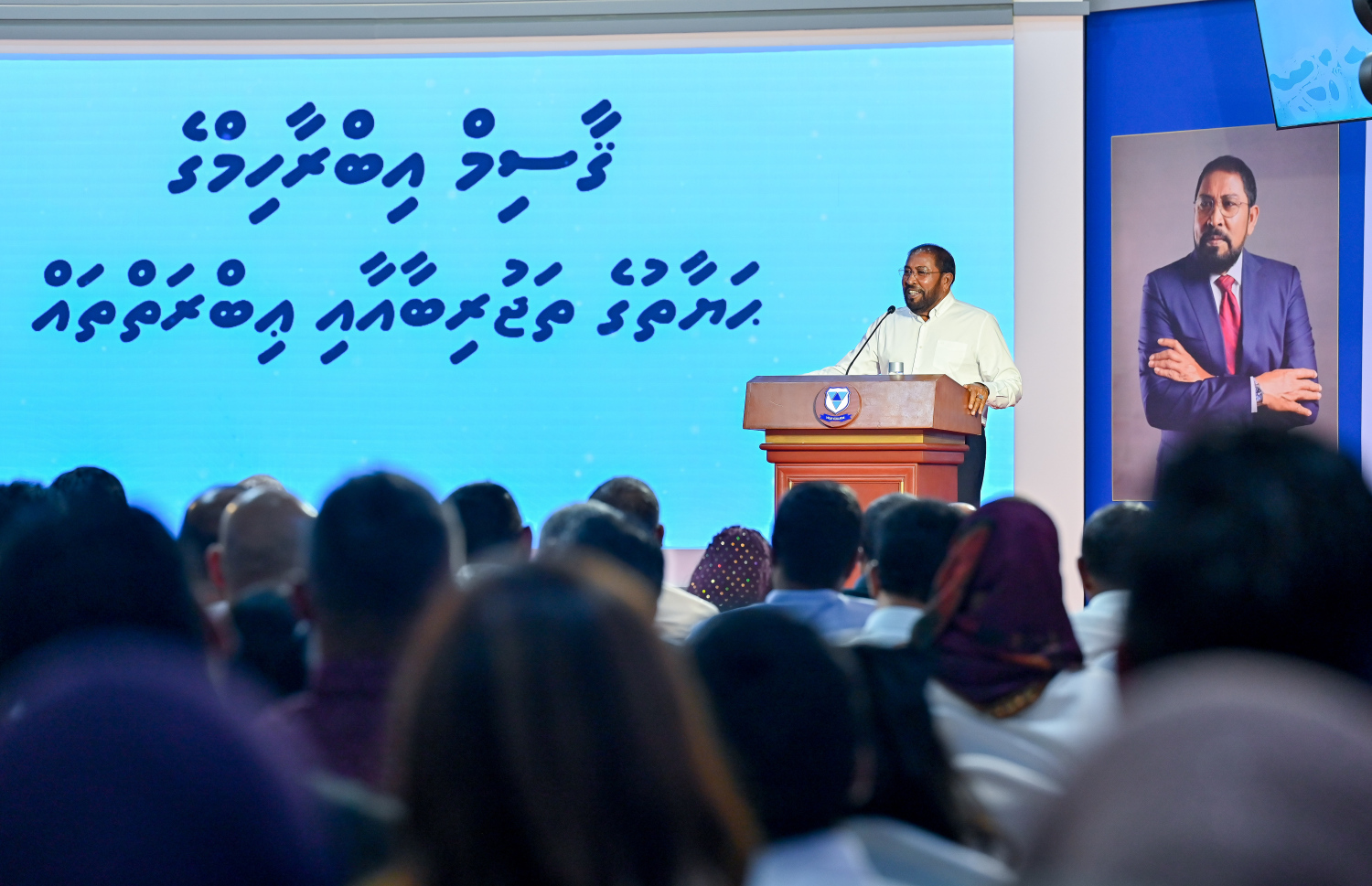 ގާސިމް އިބްރާހީމްގެ ހަޔާތުގެ މައްޗަށް ލިޔެފައިވާ ބަޔޯގްރަފީ ފޮތް ނެރުމަށް ވިލާ ކޮލެޖުގައި ބޭއްވި ރަސްމިއްޔާތުގައި ގާސިމް ވާހަކަ ދައްކަވަނީ.-- ފޮޓޯ: ނިޝާން އަލީ | މިހާރު