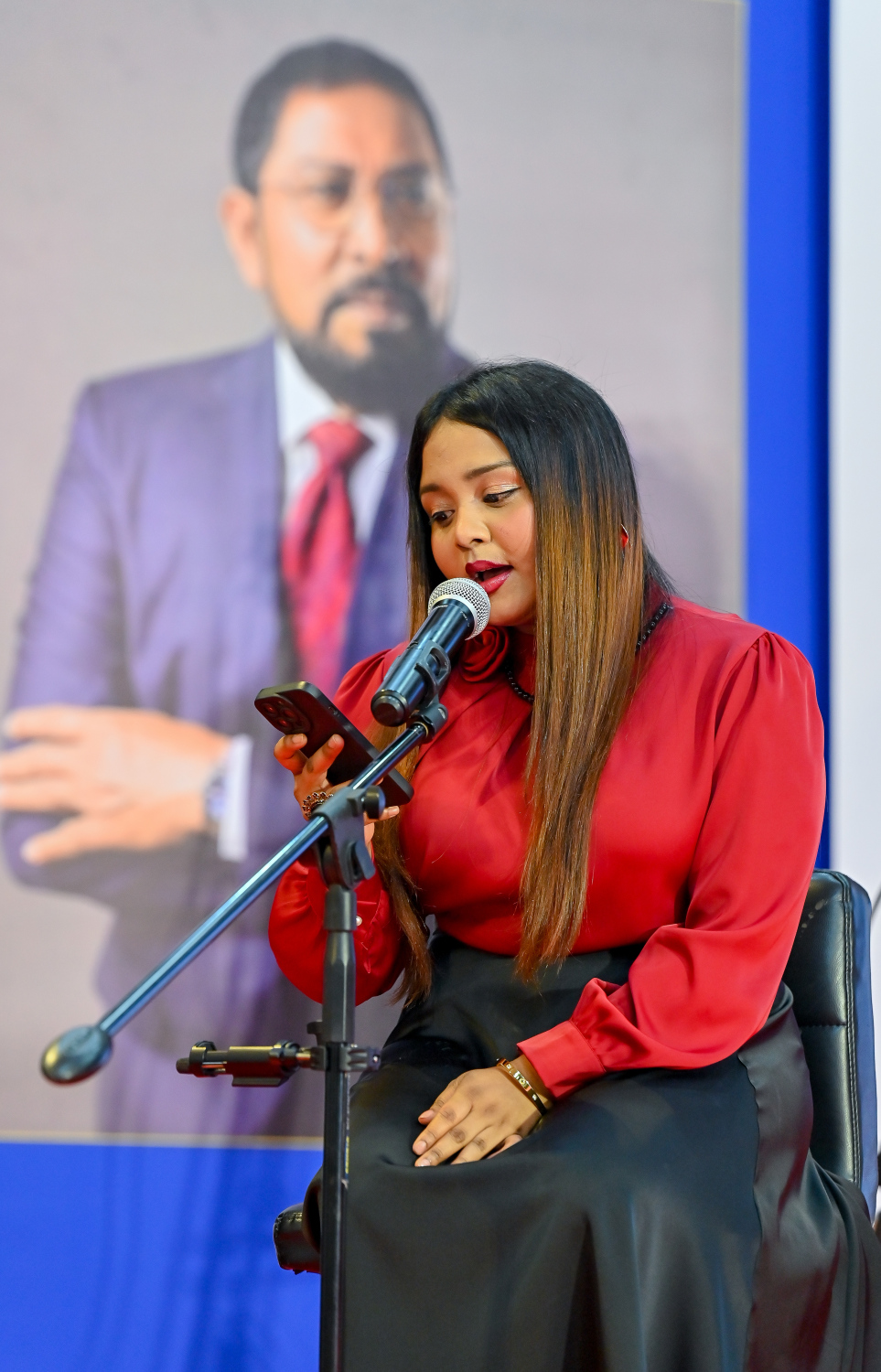 ގާސިމް އިބްރާހީމްގެ ހަޔާތުގެ މައްޗަށް ލިޔެފައިވާ ބަޔޯގްރަފީ ފޮތް ނެރުމަށް ވިލާ ކޮލެޖުގައި ބޭއްވި ރަސްމިއްޔާތުގައި ގާސިމާ ގުޅޭ ގޮތުން ހަދާފައިވާ ލަވައެއް ކިޔަނީ .-- ފޮޓޯ: ނިޝާން އަލީ | މިހާރު