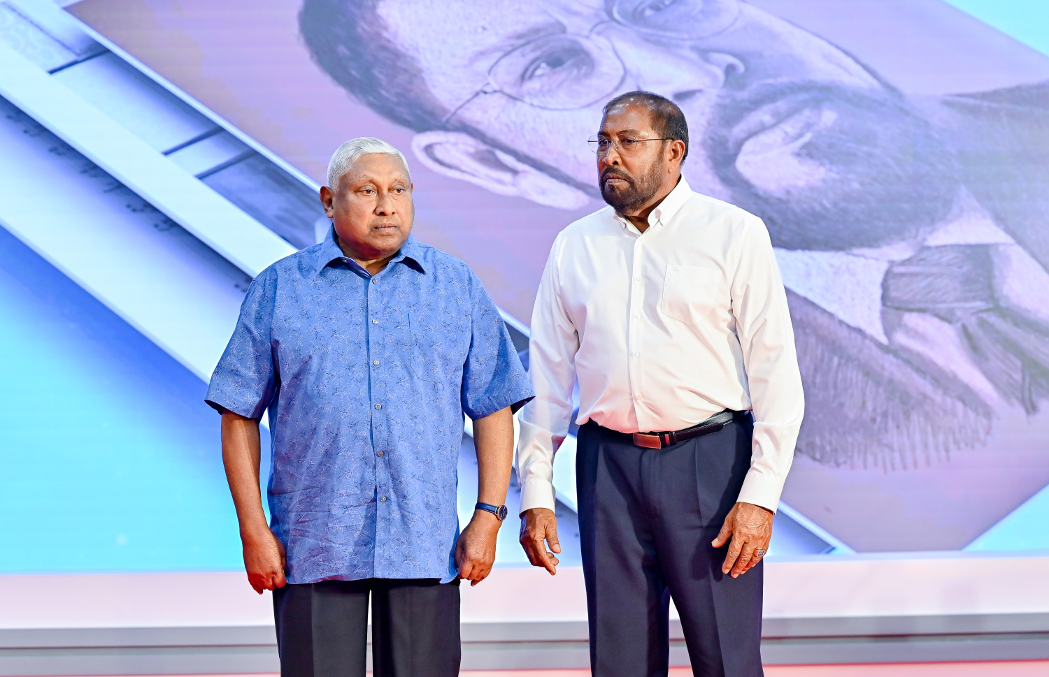 ގާސިމް އިބްރާހިމްގެ ބަޔޯގްރަފީ ނެރެދެއްވުމަށް ފަހު ގާސިމާައި އިލްޔާސް އިބްރާހިމް ފޮޓޯއަކަށް ހުއްޓިވަޑައިގެން.-- ފޮޓޯ: ނިޝާން އަލީ | މިހާރު