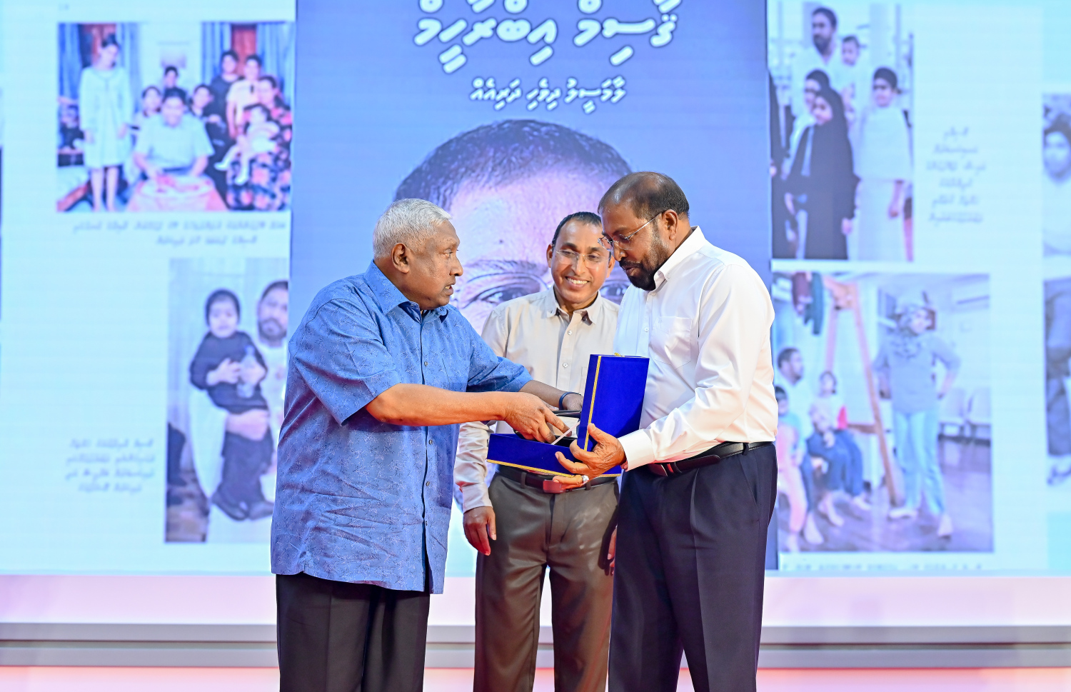 ގާސިމް އިބްރާހިމްގެ ބަޔޯގްރެފީ ފޮތް އިލްޔާސް އިބްރާހިމް ނެރެދެއްވަނީ.-- ފޮޓޯ: ނިޝާން އަލީ | މިހާރު