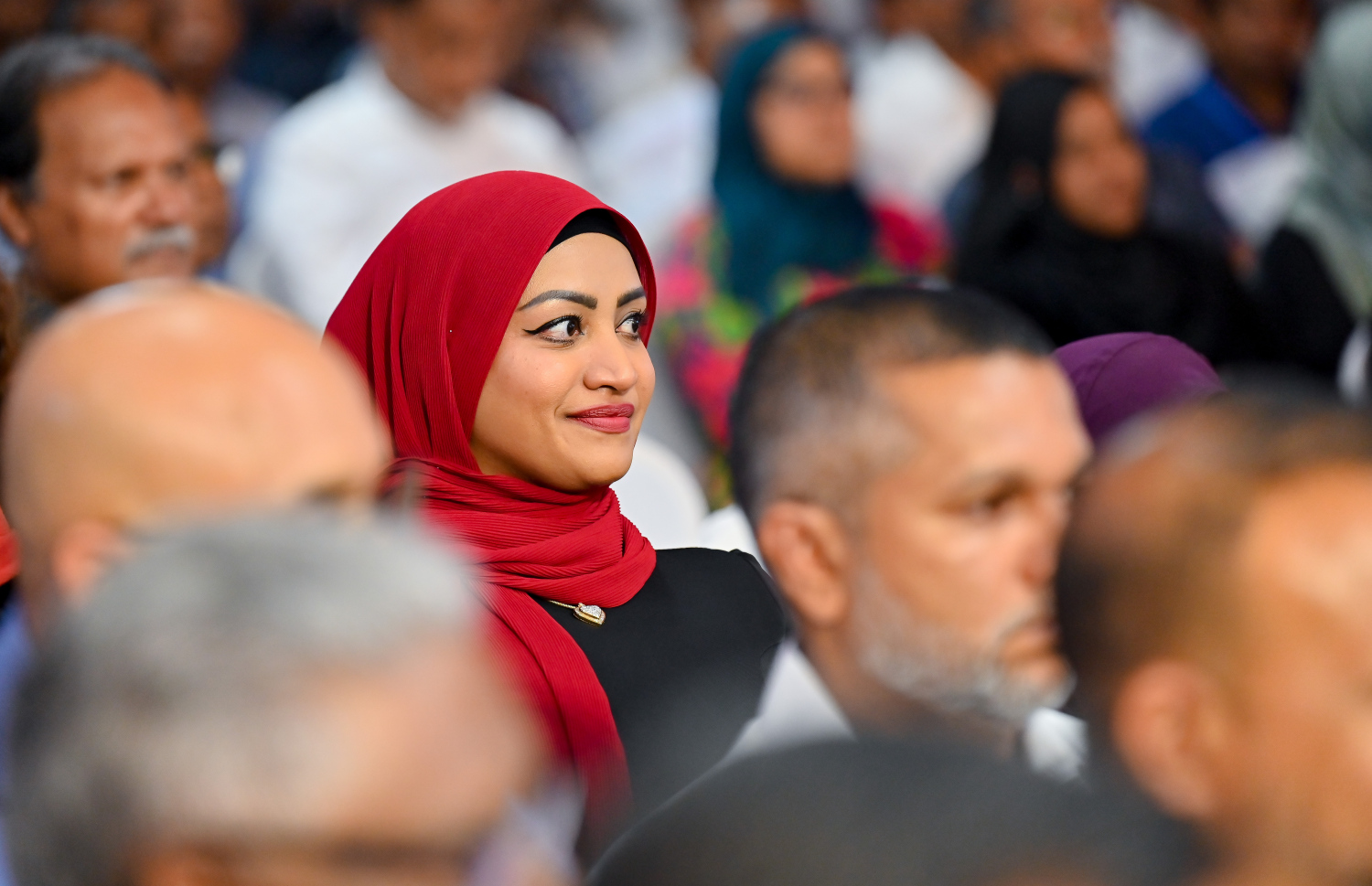 ގާސިމް އިބްރާހީމްގެ ހަޔާތުގެ މައްޗަށް ލިޔެފައިވާ ބަޔޯގްރަފީ ފޮތް ނެރުމަށް ވިލާ ކޮލެޖުގައި ބޭއްވި ރަސްމިއްޔާތުގައި ގާސިމްގެ އަނބިކަނބަލުން އައިޝަތު ނަހުލާ ބައިވެރިވެވަޑައިގަންވަނީ.-- ފޮޓޯ: ނިޝާން އަލީ | މިހާރު