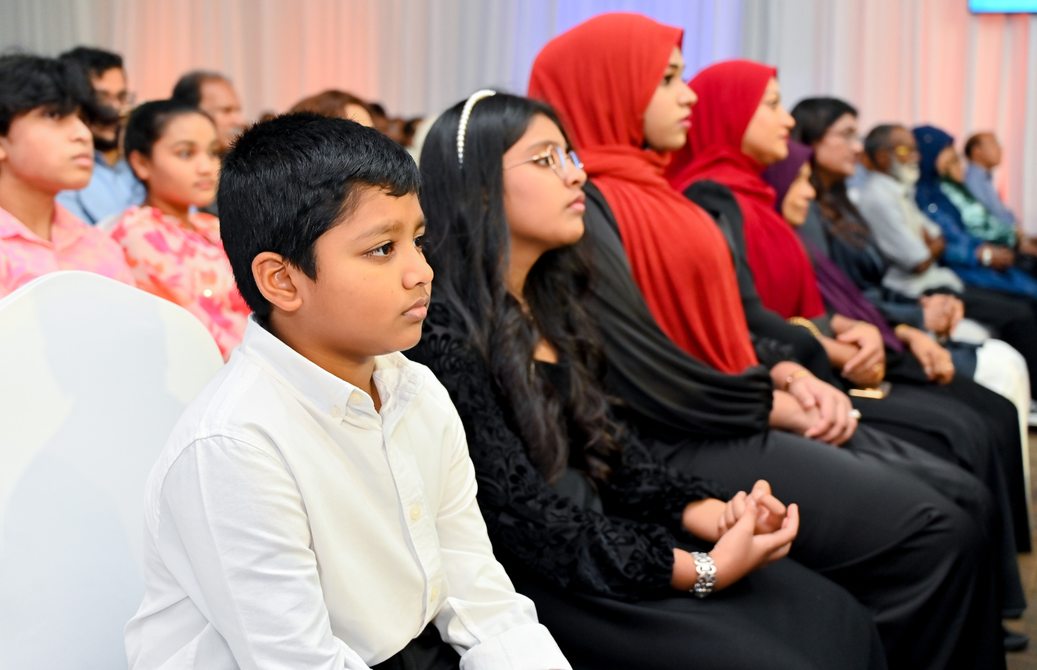 ގާސިމް އިބްރާހީމްގެ ހަޔާތުގެ މައްޗަށް ލިޔެފައިވާ ބަޔޯގްރަފީ ފޮތް ނެރުމަށް ވިލާ ކޮލެޖުގައި ބޭއްވި ރަސްމިއްޔާތުގައި ގާސިމްގެ އާއިލާގެ ބައެއް ބޭފުޅުން ބައިވެރިވެވަޑައިގަންނަވަނީ.-- ފޮޓޯ: ނިޝާން އަލީ | މިހާރު