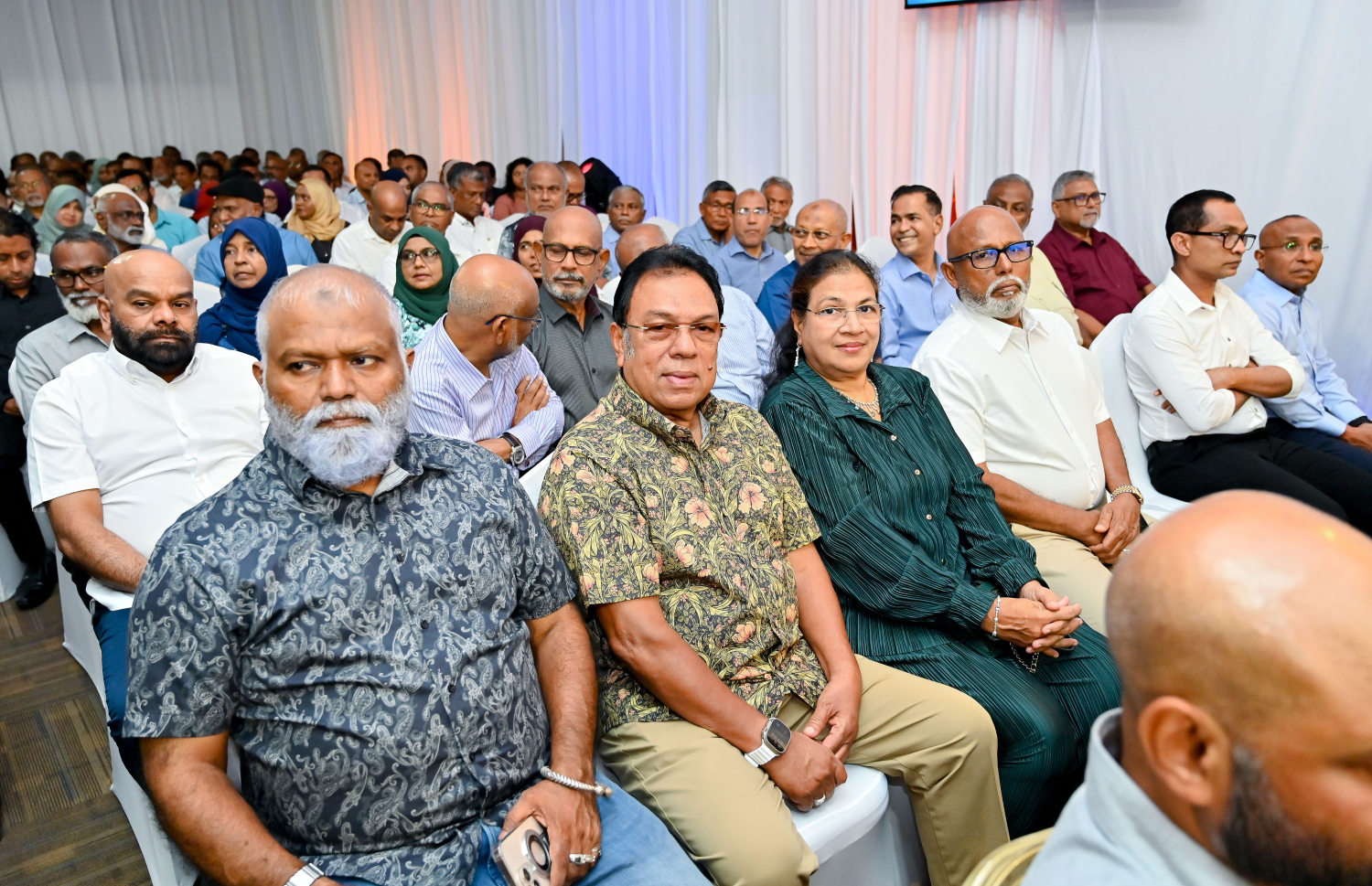 ގާސިމް އިބްރާހީމްގެ ހަޔާތުގެ މައްޗަށް ލިޔެފައިވާ ބަޔޯގްރަފީ ފޮތް ނެރުމަށް ވިލާ ކޮލެޖުގައި ބޭއްވި ރަސްމިއްޔާތުގައި ބައިވެރިވި ބައެއް ބޭފުޅުން.-- ފޮޓޯ: ނިޝާން އަލީ | މިހާރު