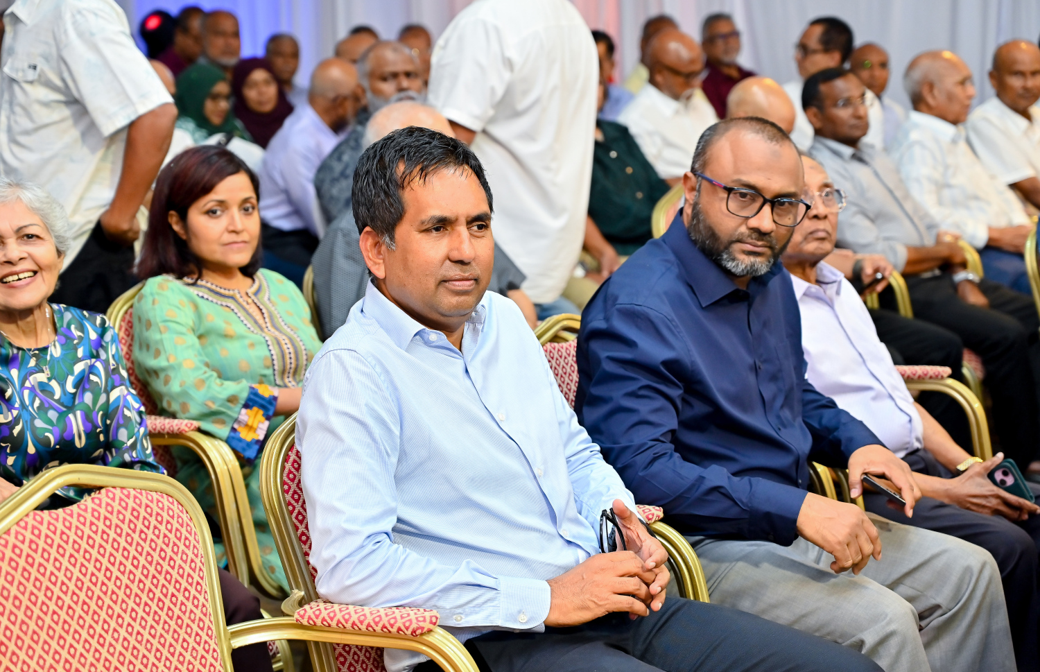 ގާސިމް އިބްރާހީމްގެ ހަޔާތުގެ މައްޗަށް ލިޔެފައިވާ ބަޔޯގްރަފީ ފޮތް ނެރުމަށް ވިލާ ކޮލެޖުގައި ބޭއްވި ރަސްމިއްޔާތުގައި އިކޮނޮމިކް މިނިސްޓަރު މުހައްމަދު ސައީދާއި އިސްލާމިކް މިނިސްޓަަރު ޝަހީމް ބައިވެރިވެވަޑައިގަންނަވަނީ.-- ފޮޓޯ: ނިޝާން އަލީ | މިހާރު