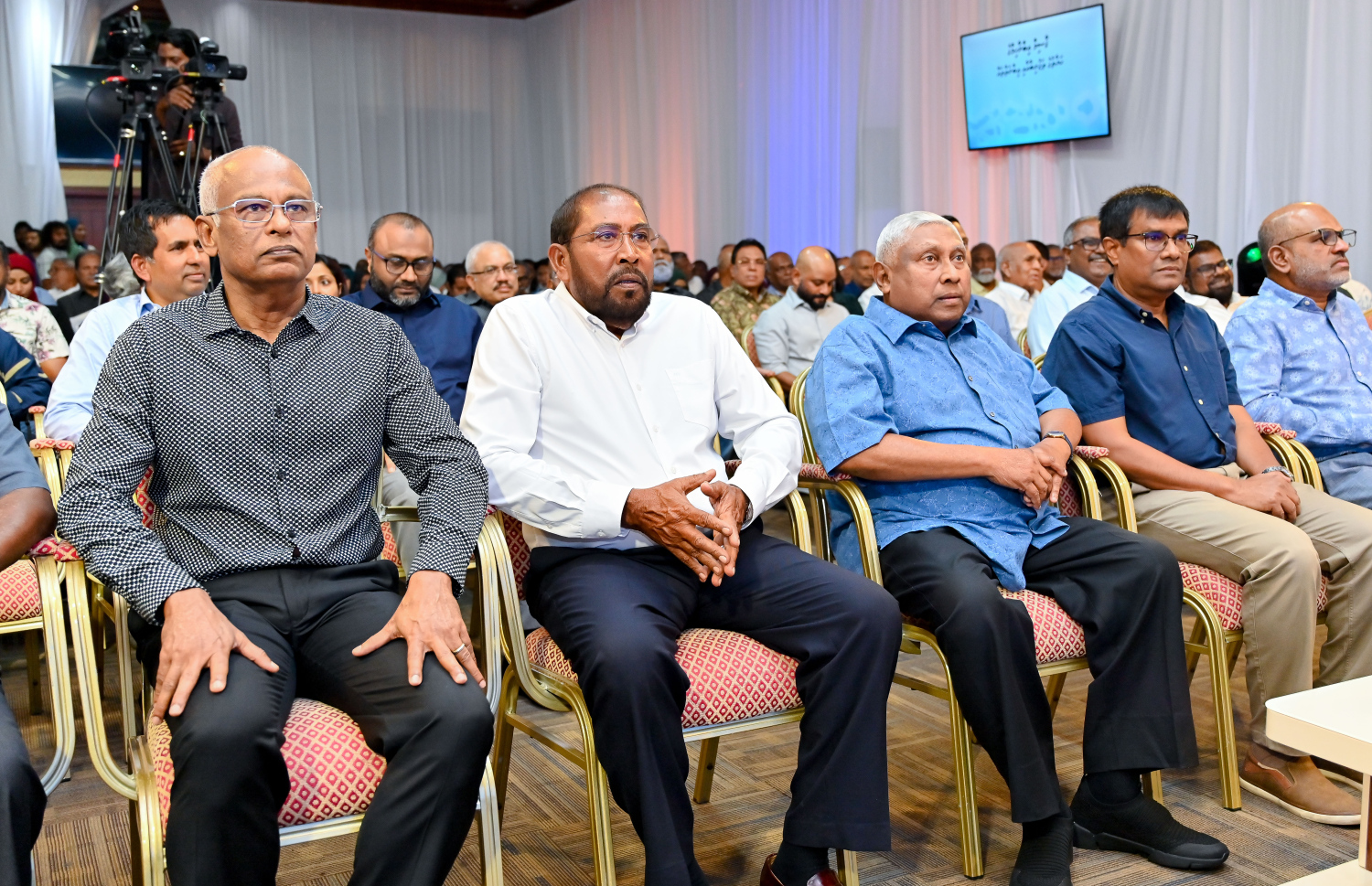 ގާސިމް އިބްރާހީމްގެ ހަޔާތުގެ މައްޗަށް ލިޔެފައިވާ ބަޔޯގްރަފީ ފޮތް ނެރުމަށް ވިލާ ކޮލެޖުގައި ބޭއްވި ރަސްމިއްޔާތުގައި ޝަރަފުވެރި މެހުމާން، ނިޝާން އިއްޒުއްދީންގެ އިއްޒަތުގެ ވެރިޔާ އިލްޔާސް އިބްރާހިމާއި ކުރީގެ ރައީސް އިބްރާހިމް މުހައްމަދު ސޯލިހު އަދި ގާސިމް ބައިވެރިވެވަޑައިގަންނަވަނީ .-- ފޮޓޯ: ނިޝާން އަލީ | މިހާރު