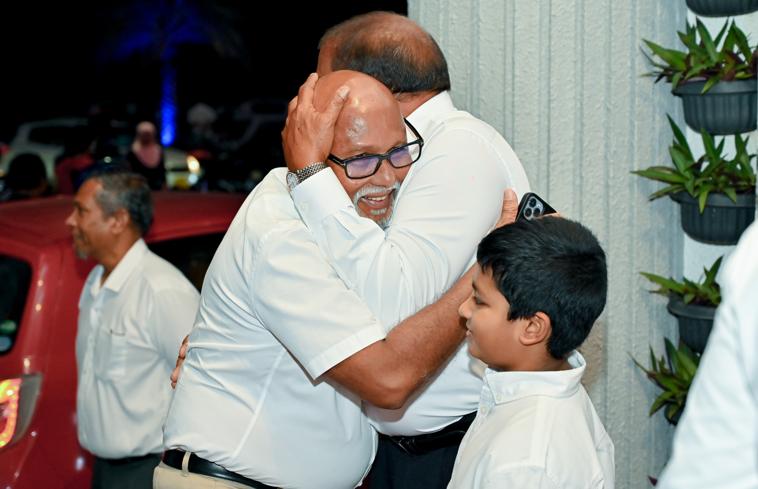 ގާސިމް އިބްރާހީމްގެ ހަޔާތުގެ މައްޗަށް ލިޔެފައިވާ ބަޔޯގްރަފީ ފޮތް ނެރުމަށް މިރޭ ވިލާ ކޮލެޖުގައި ބޭއްވި ރަސްމިއްޔާތަށް އޭޑީކޭގެ ޗެއާމަން އަހުމަދު ނާޝިދު ވަޑައިގަތުމުން ގާސިމް މަރުހަބާ ދަންނަވަނީ.-- ފޮޓޯ: ނިޝާން އަލީ | މިހާރު