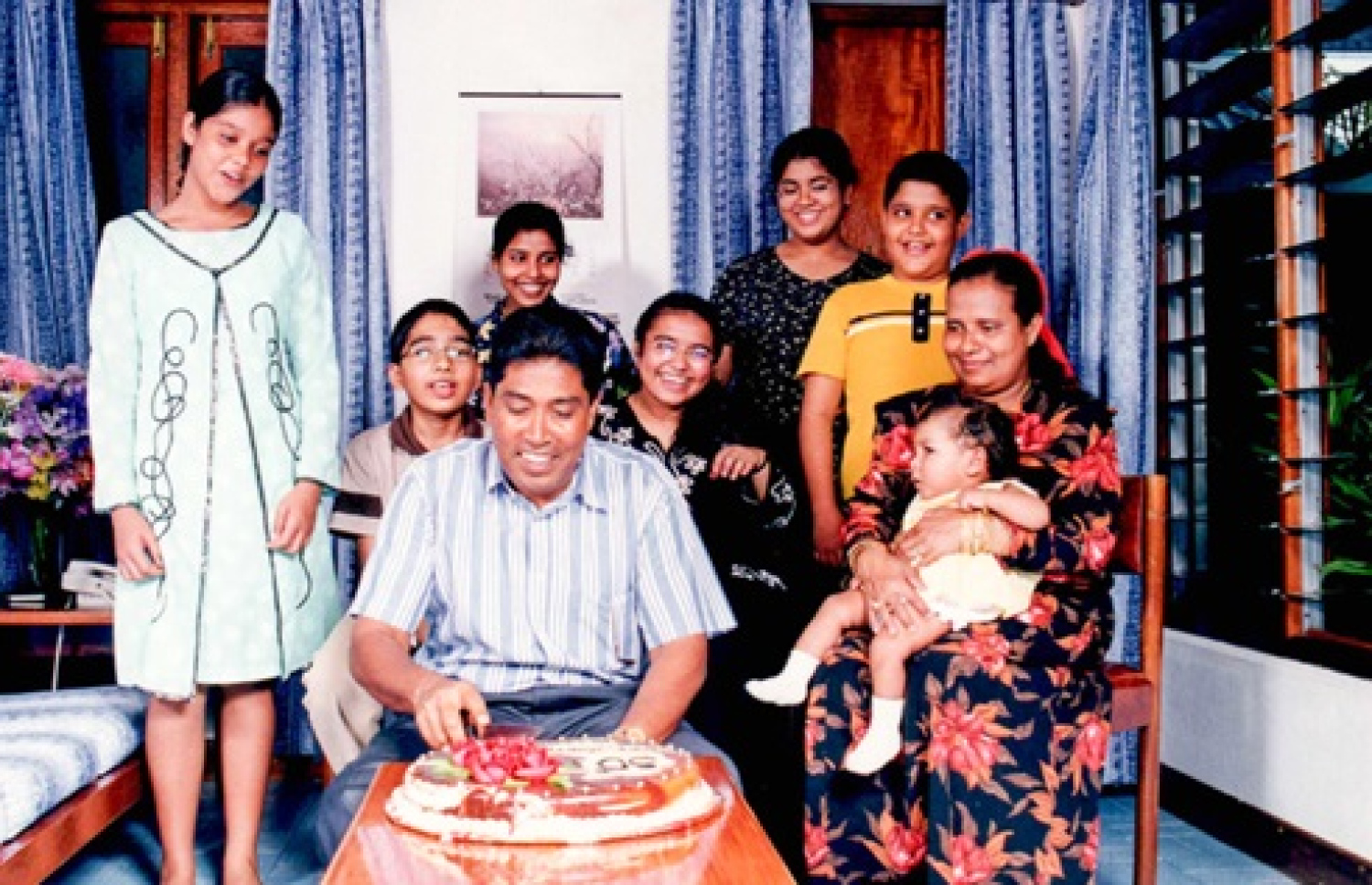 ގާސިމް އޭނާގެ އަންހެނުން ރާބިއާ (ކ) އާއި ބައެއް ކުދިންނާ އެކު އުފަން ދުވަހު ކޭކެއް ފަޅަނީ.