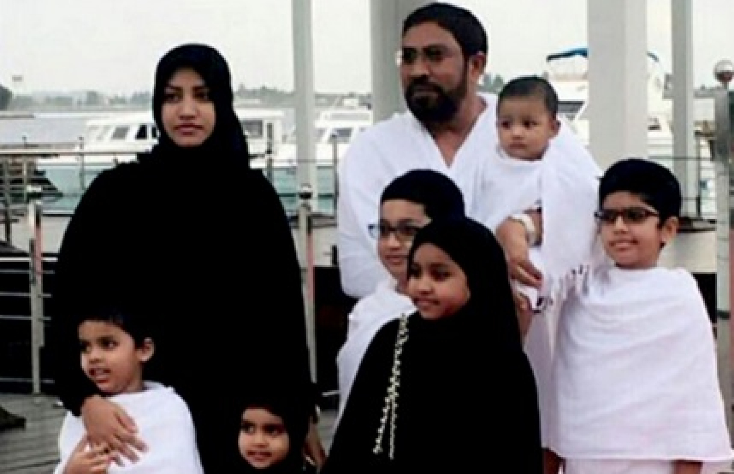 ގާސިމް އާއި އައިޝާ، ކުދީންނާ އެކު އުމްރާ ދަތުރެއްގައި ދިއުމަށް ފުރަން ފާލަމުގައި.