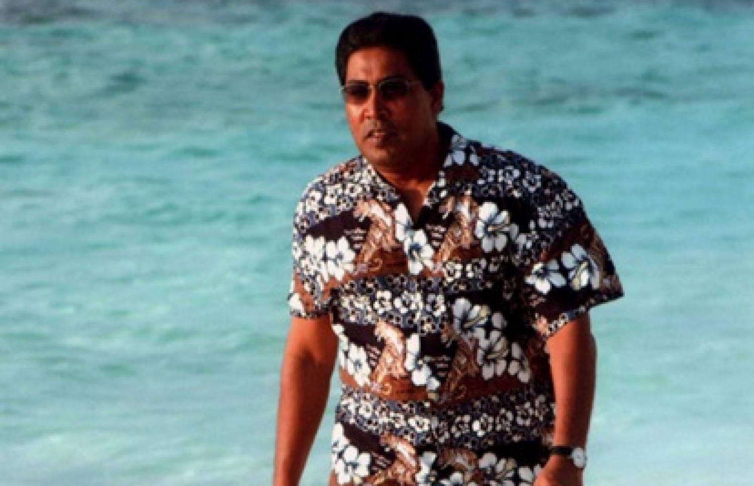 'އައްޑުވަސް' ގެ ކަވަރުގައި ޖެހި ގާސިމްގެ ފޮޓޯ.