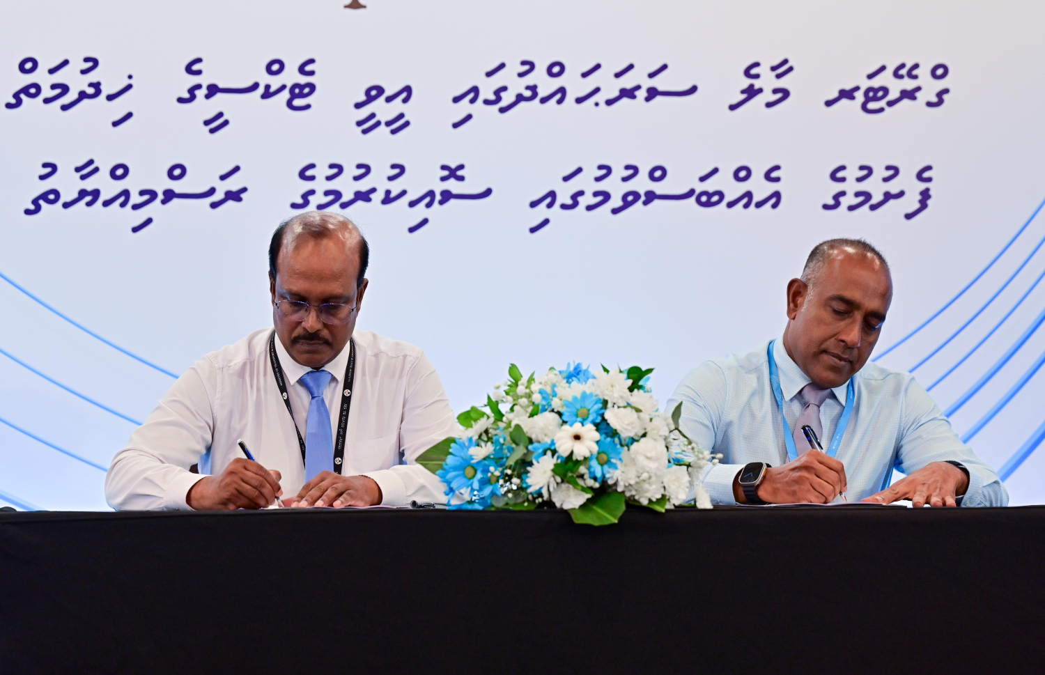 ސަރުކާރުން އެމްޓީސީސީއާ ޓެކްސީ ހިދުމަތް ތައާރަފްކުރުމުގެ އެއްބަސްވުމުގައި ސޮއިކުރަނީ. -- ފޮޓޯ: ނިޝާން އަލީ | މިހާރު