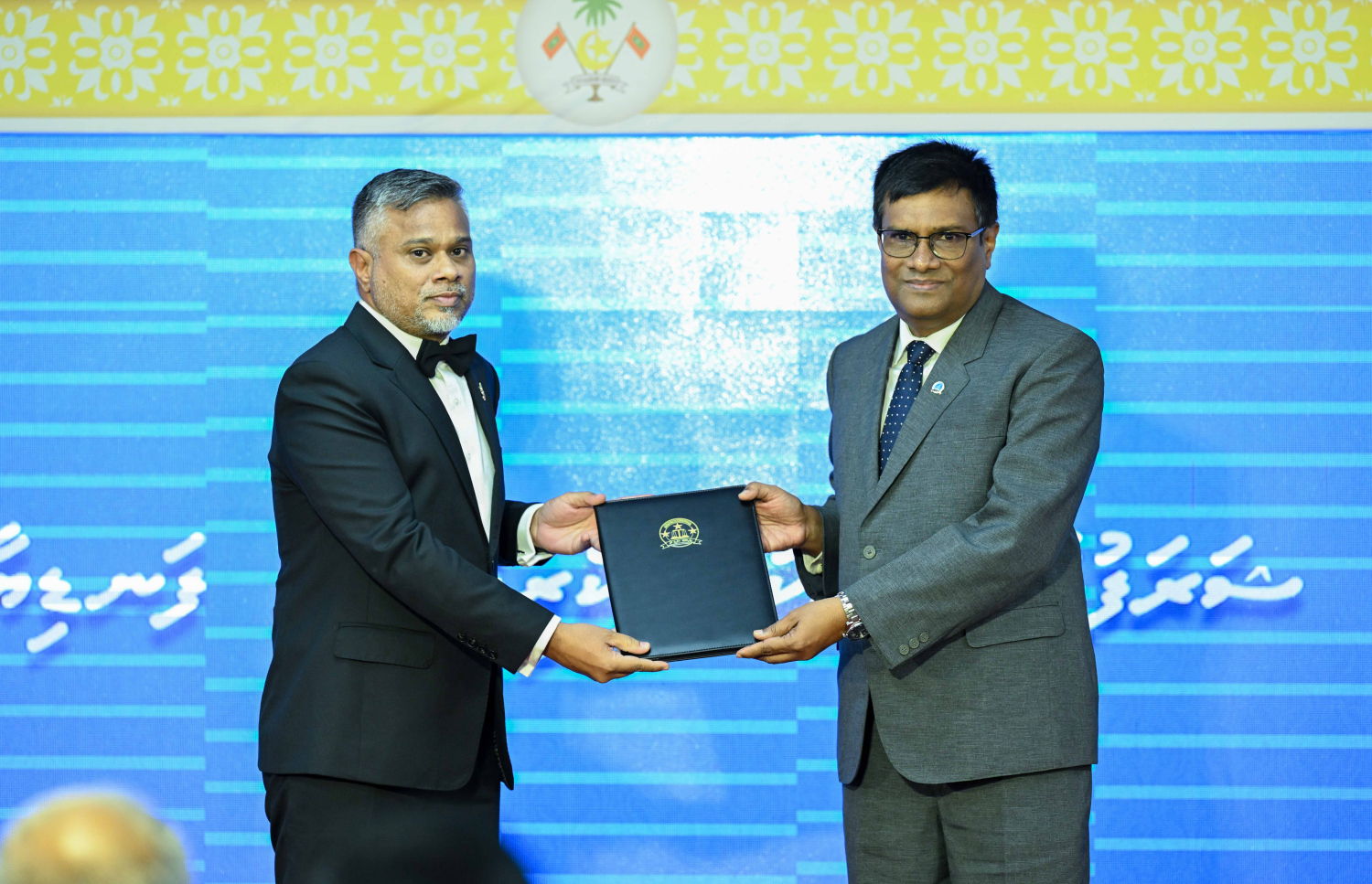 ގަޟާއީ އަހަރު ފެށުން ފާހަގަކުރަން ރޭ އިސްލާމީ މަރުކަޒުގެ ޖަލްސާކުރާ މާލަމުގައި ބޭއްވި ރަސްމިއްޔާތުގައި ހައި ކޯޓުގެ ކުރީގެ ފަނޑިޔާރު އަދި މިހާރުގެ ޕްރޮސެކިއުޓާ ޖެނެރަލް އައްބާސް ޝަރީފަށް އުއްތަމަ ފަނޑިޔާރު ހާއްސަ އެވޯޑެއް އަރުވަނީ .-- ފޮޓޯ: ރައީސް އޮފީސް